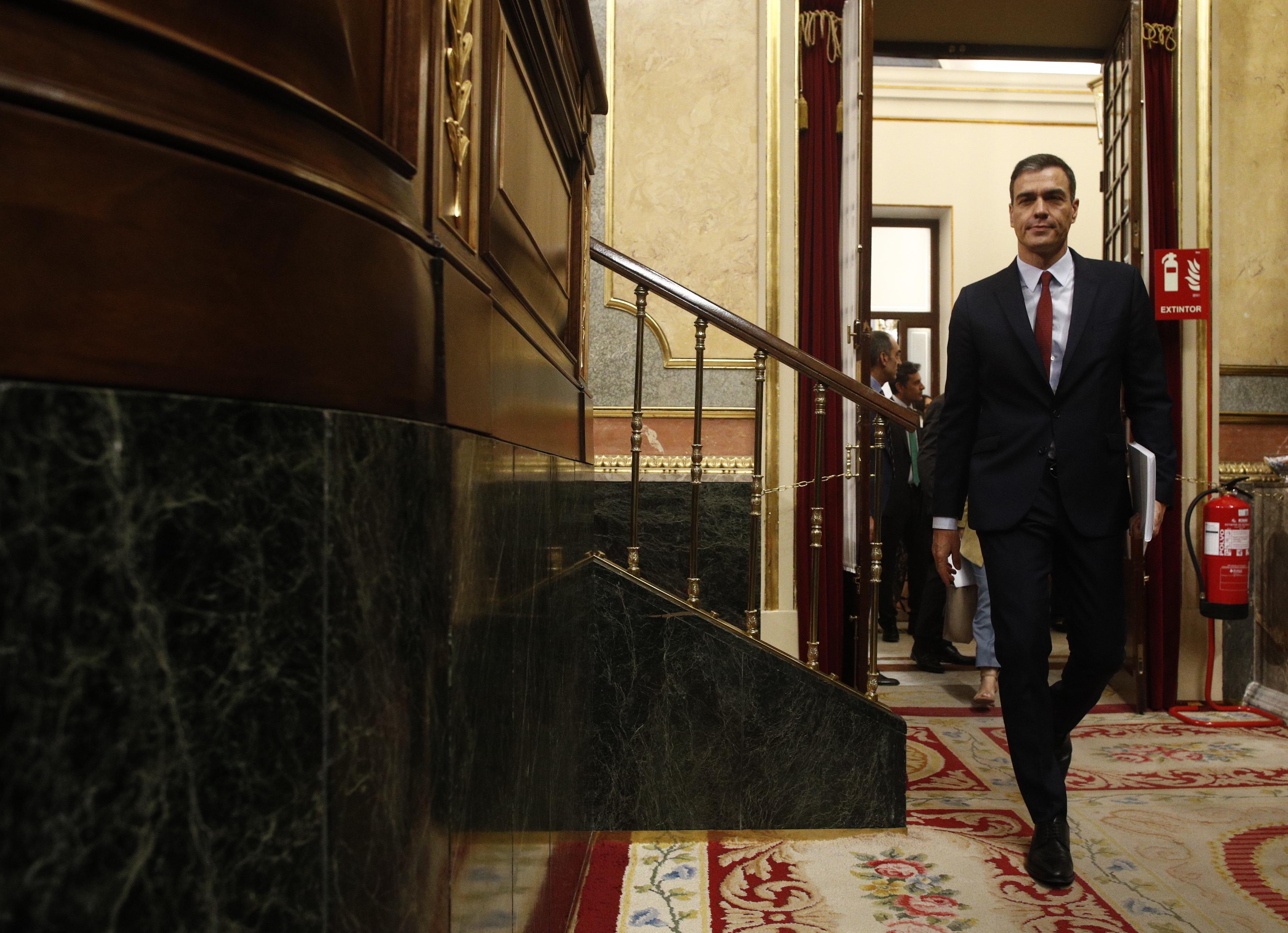 El presidente del Gobierno en funciones y candidato del PSOE a la reelección Pedro Sánchez se dirige a intervenir desde la tribuna del Congreso de los Diputados en la primera sesión del deba