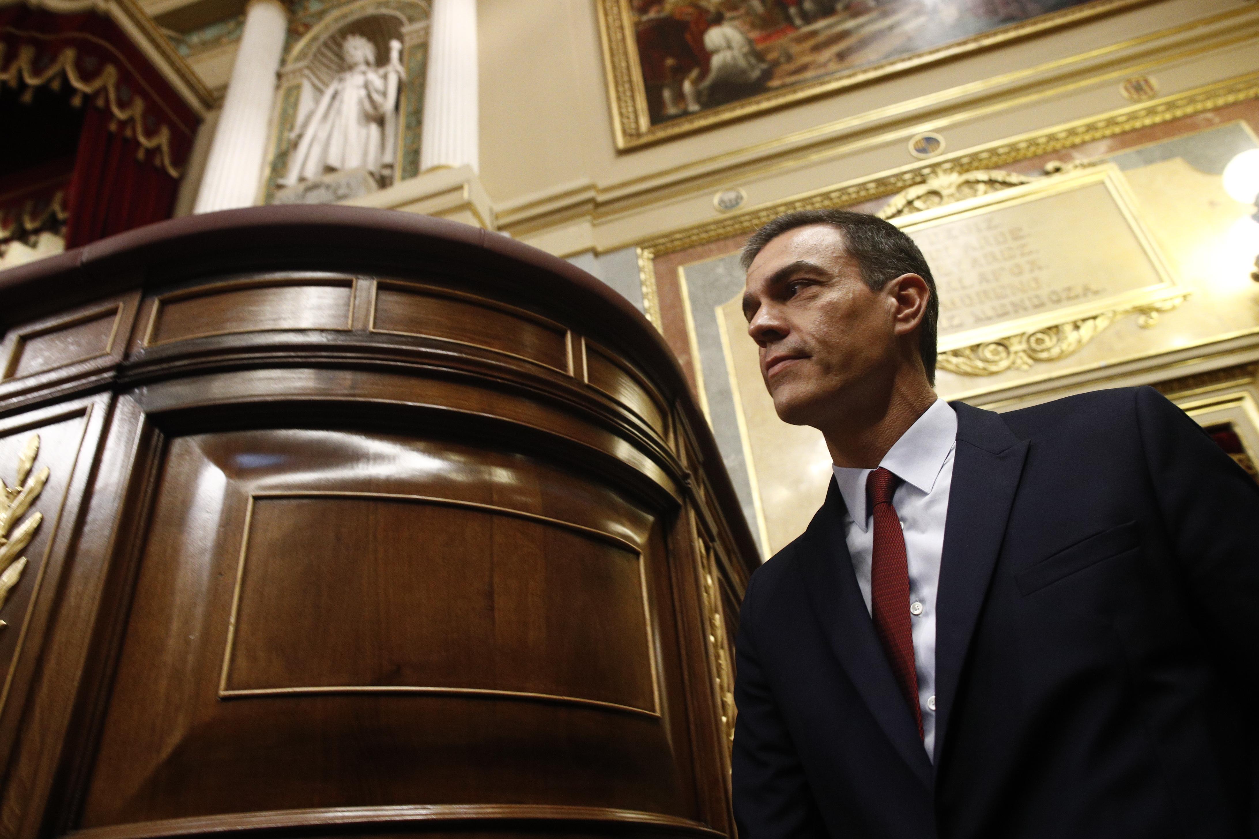 El presidente del Gobierno en funciones y candidato del PSOE a la reelección Pedro Sánchez se dirige a intervenir desde la tribuna del Congreso de los Diputados en la primera sesión del deba