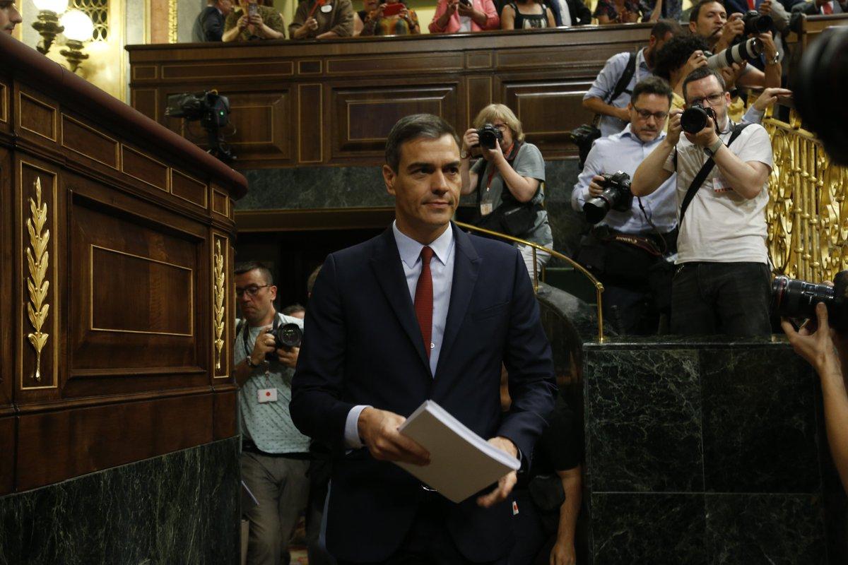 Pedro Sánchez sube a la tribuna del Congreso antes del pleno de investidura. Congreso de los Diputados
