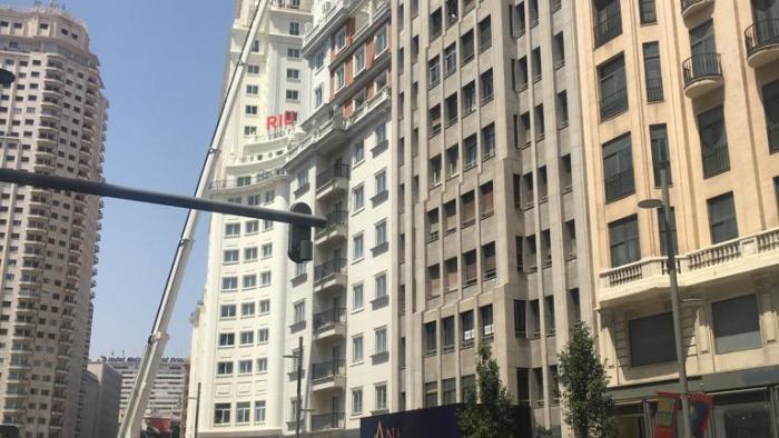 Un hombre amenaza con arrojarse al vacío desde el Hotel Dear de Plaza España. ElPLural.com