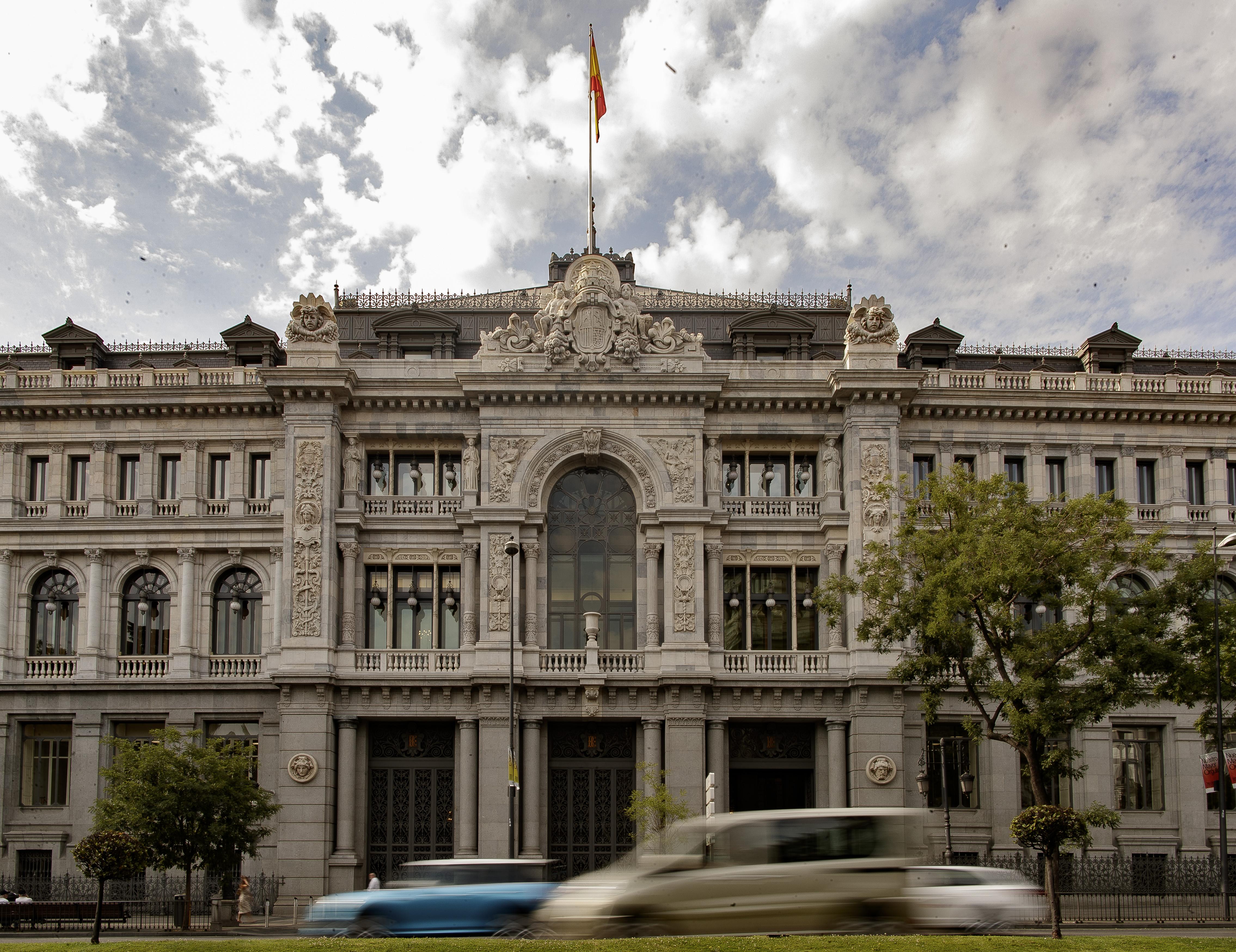 Fachada del edificio del Banco de España situada en la confluencia del Paseo del Prado y la madrileña calle de Alcalá 