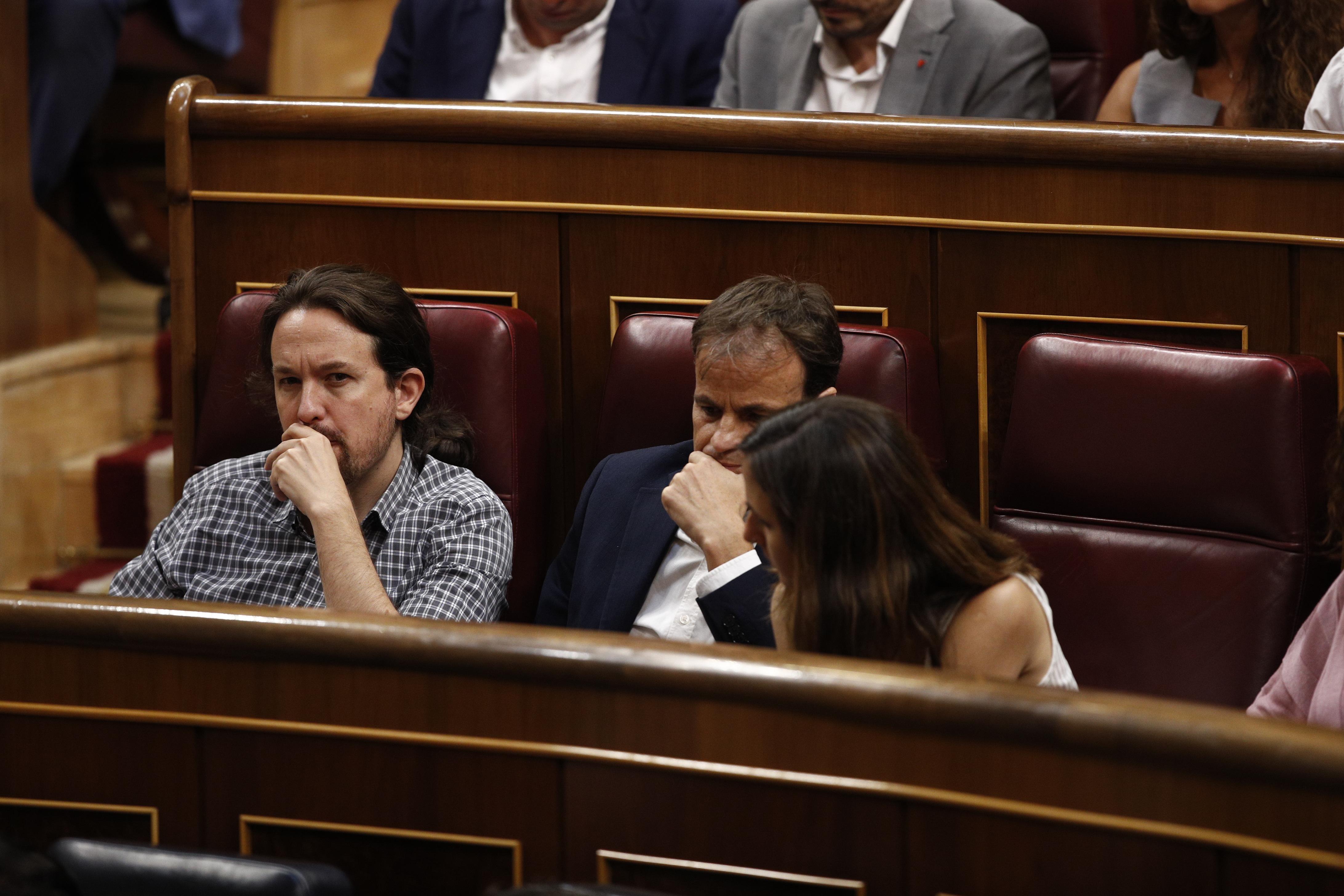 El secretario general de Unidas Podemos Pablo Iglesias; el portavoz de ECP en el Congreso Jaume Asens; y la portavoz adjunta de Podemos en el Congreso Ione Belarra sentados en sus escaños du