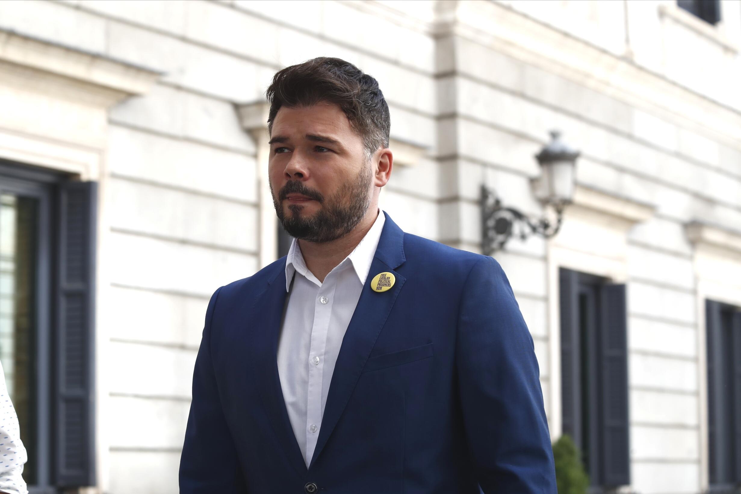 El portavoz de ERC en el Congreso de los Diputados Gabriel Rufián llega a la primera sesión del debate de investidura del candidato socialista a la Presidencia del Gobierno. EP