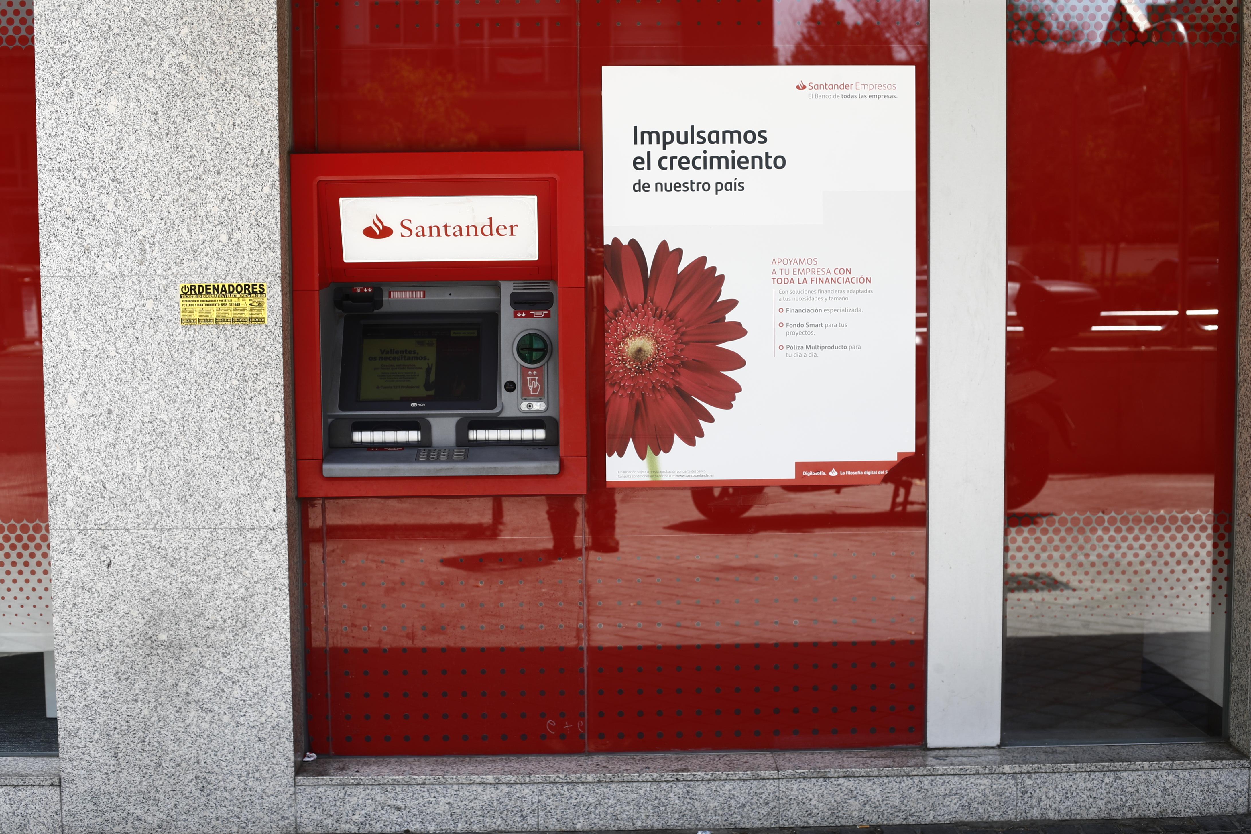 Imagen de un cajero del Banco Santander en Madrid-Europa Press
