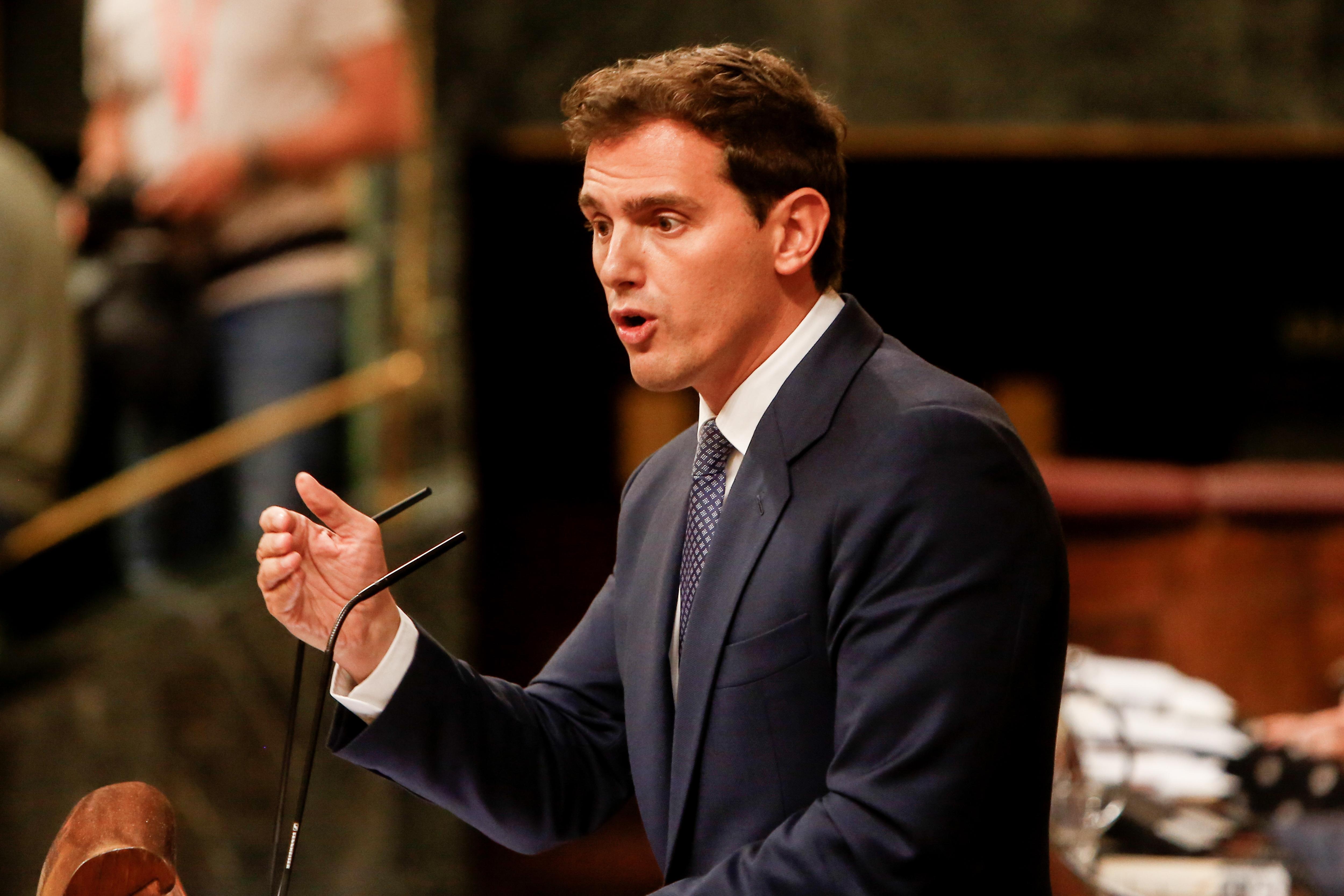 El presidente de Ciudadanos Albert Rivera interviene desde la tribuna del Congreso de los Diputados en la primera sesión del debate de investidura a la Presidencia del Gobierno-Europa Press