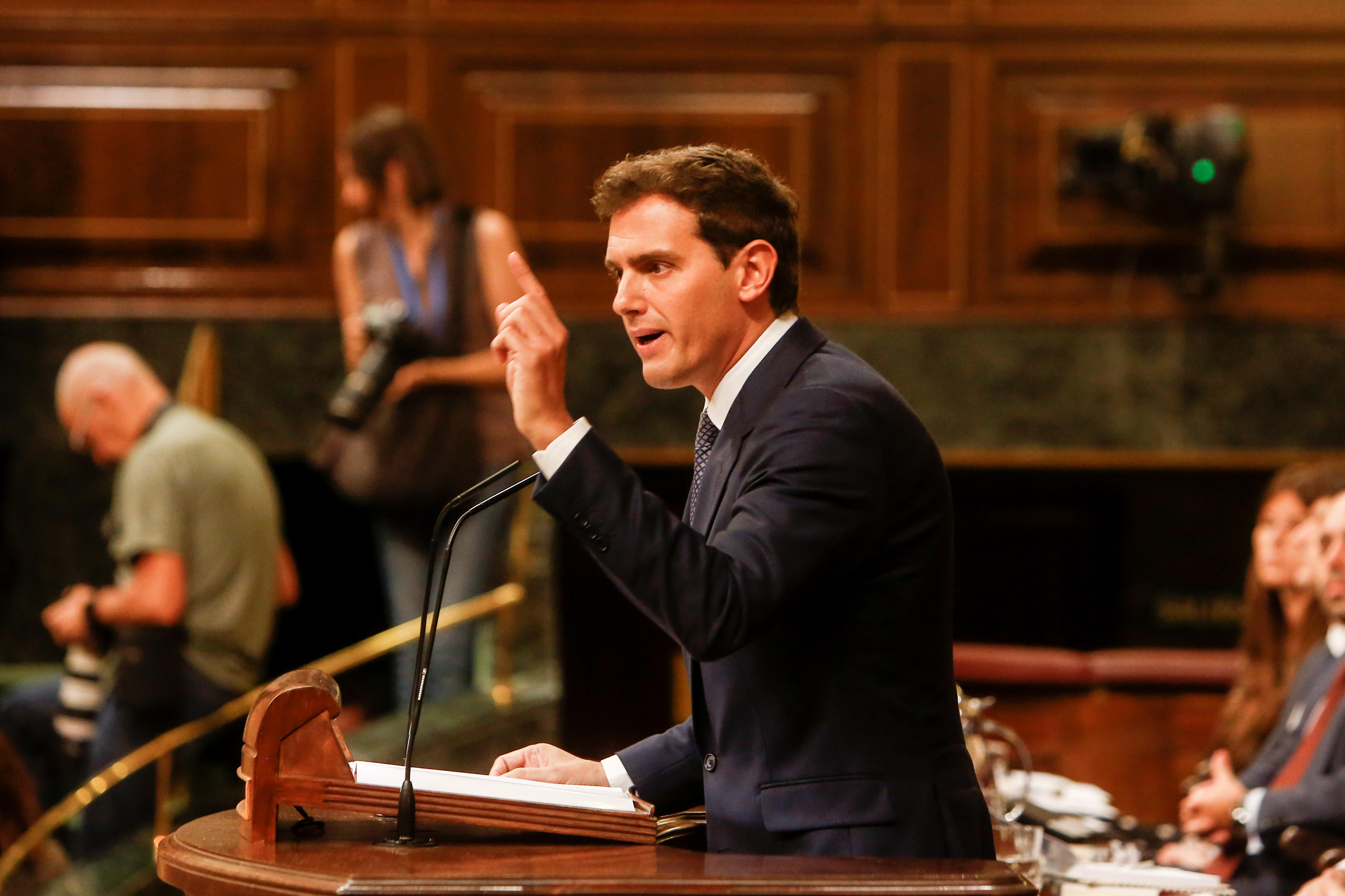 El presidente de Ciudadanos Albert Rivera interviene desde la tribuna del Congreso de los Diputados en la primera sesión del debate de investidura a la Presidencia del Gobierno. EP