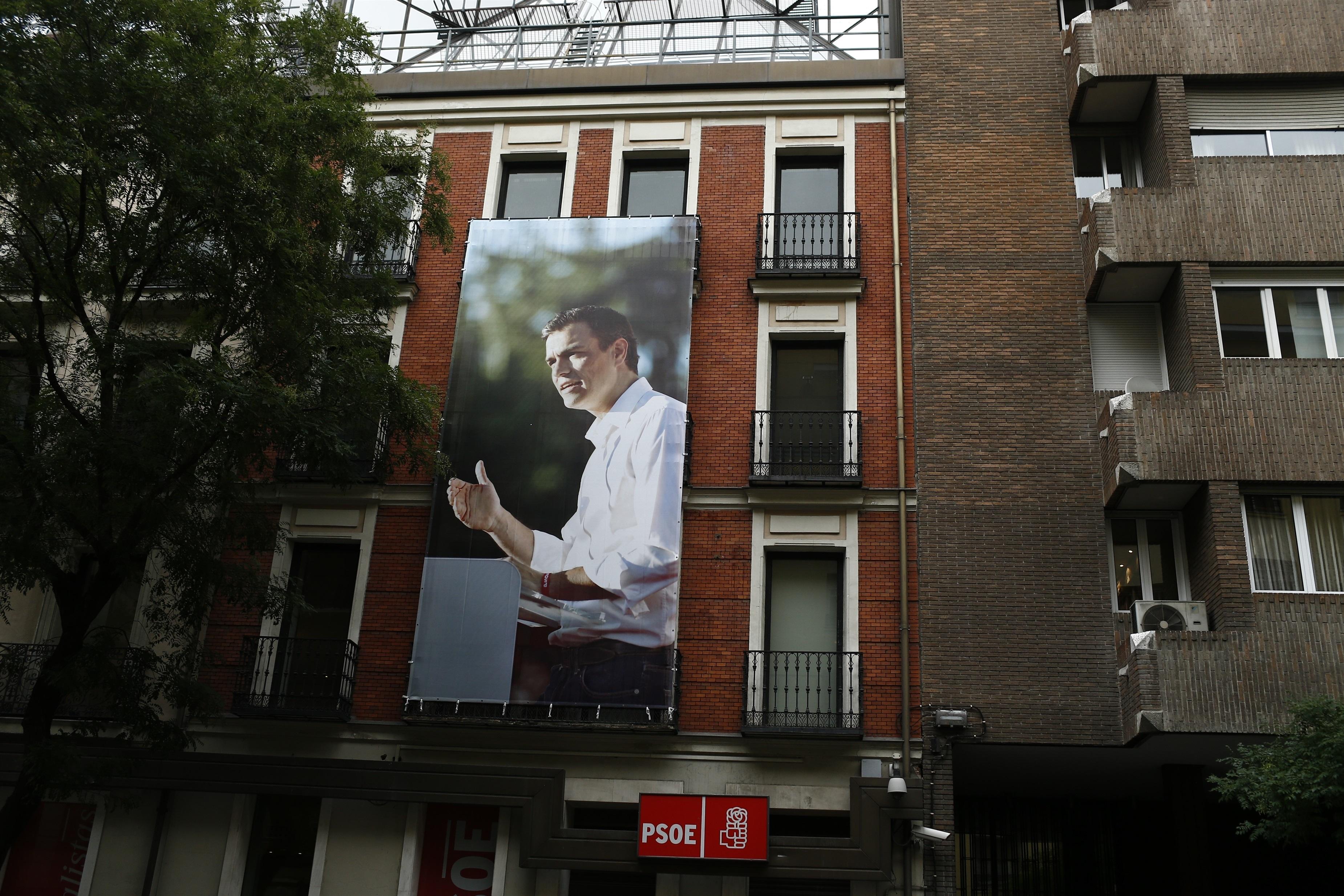 El secretario general del PSOE en una lona colgada en la fachada de la sede del partido en Ferraz. Archivo / EP. 