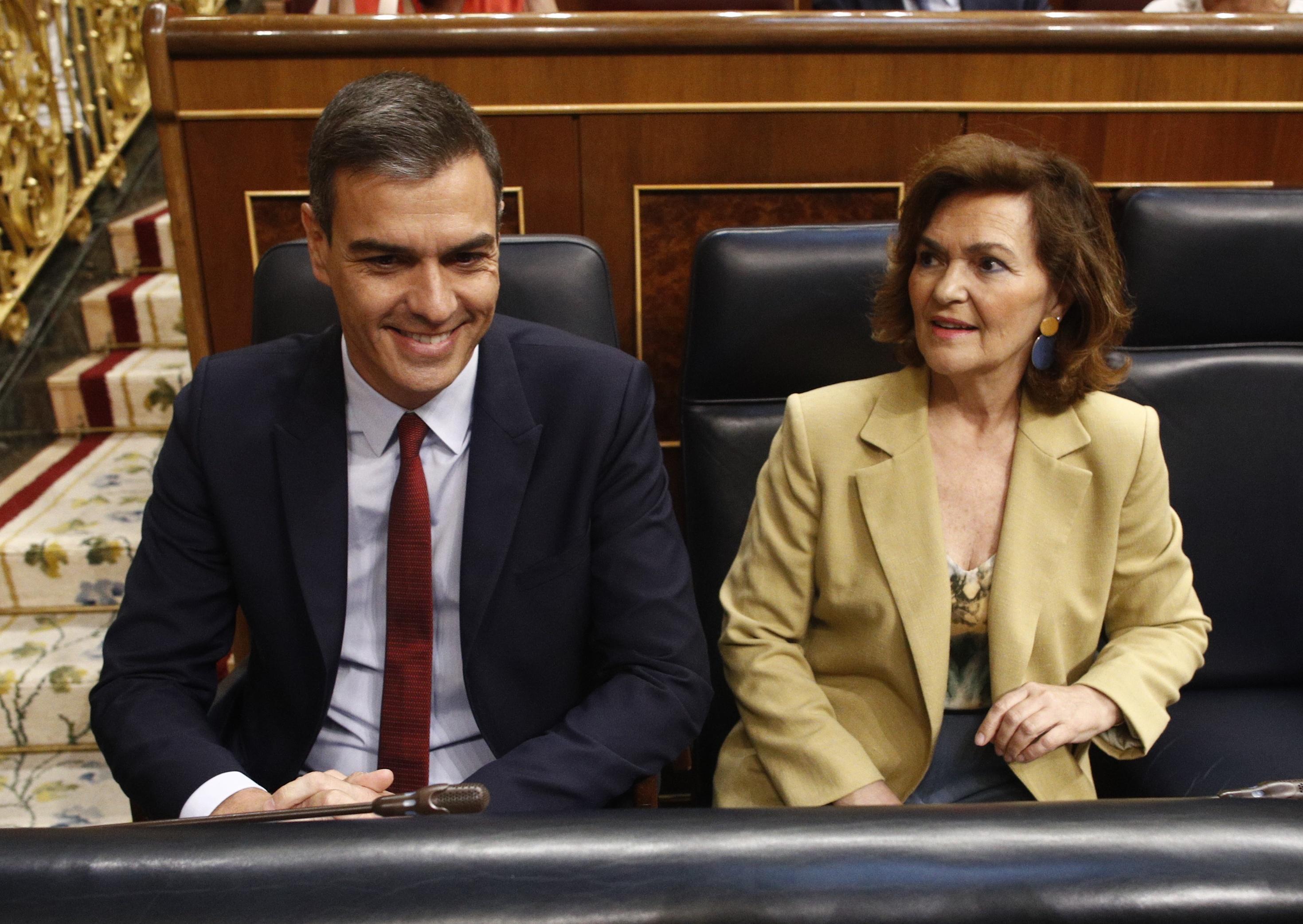 El presidente y la vicepresidenta del Gobierno en funciones Pedro Sánchez y Carmen Calvo sentados en sus escaños en el Congreso de los Diputados. EP