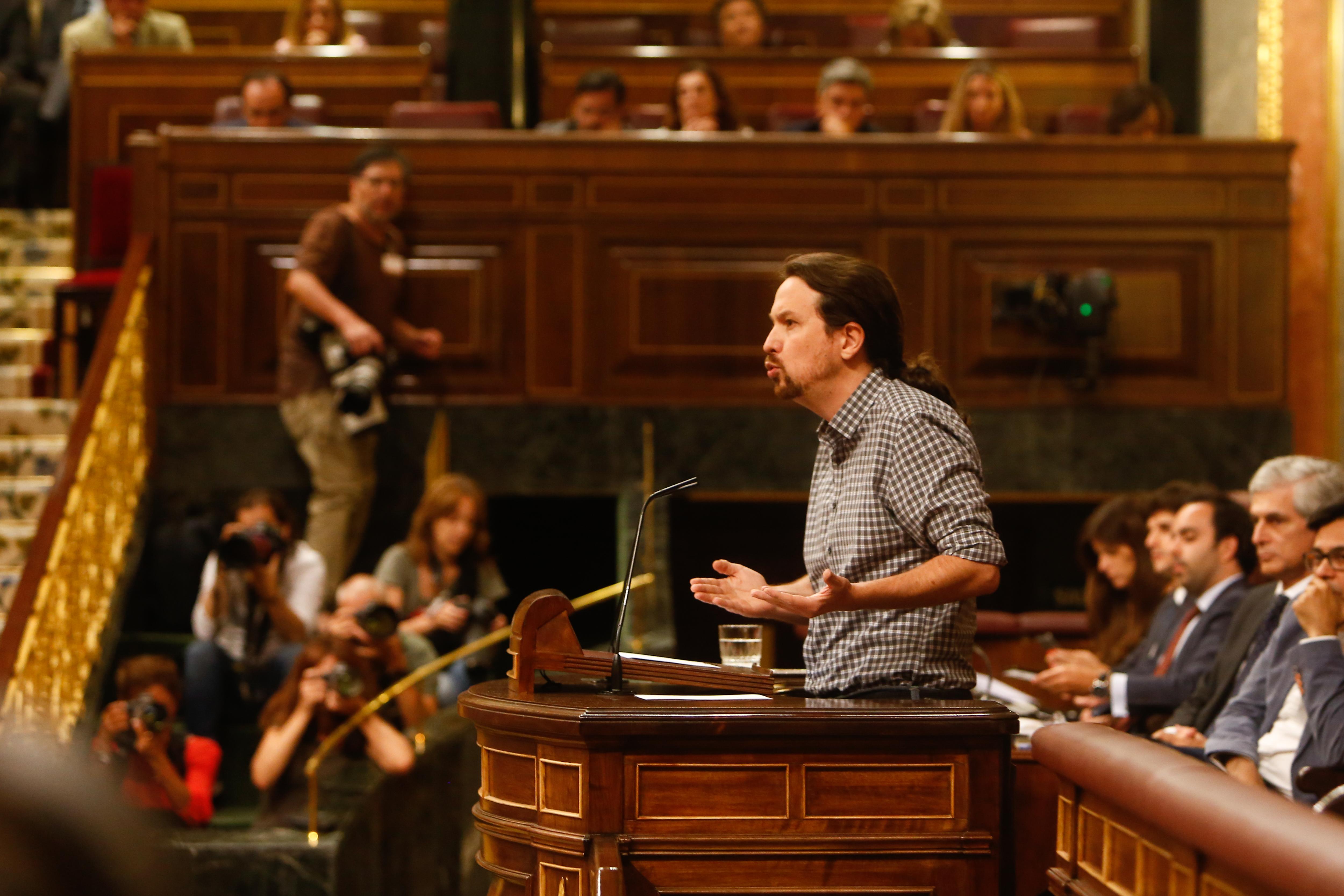 El secretario general de Unidas Podemos Pablo Iglesias interviene desde la tribuna del Congreso de los Diputados en la primera sesión del debate de investidura a la Presidencia del Gobierno 