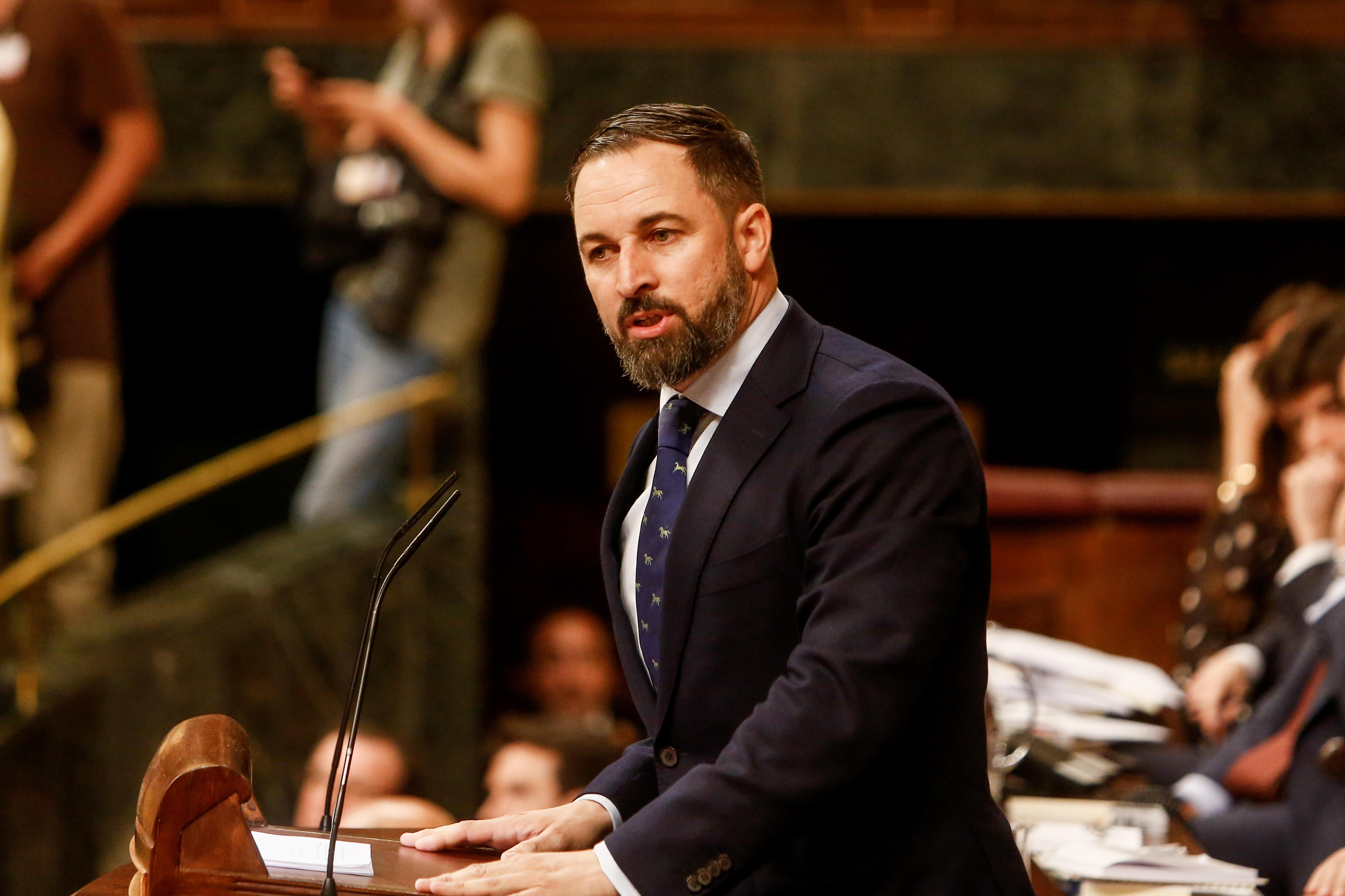 El presidente de Vox Santiago Abascal interviene desde la tribuna del Congreso de los Diputados en la primera sesión del debate de investidura a la Presidencia del Gobierno 