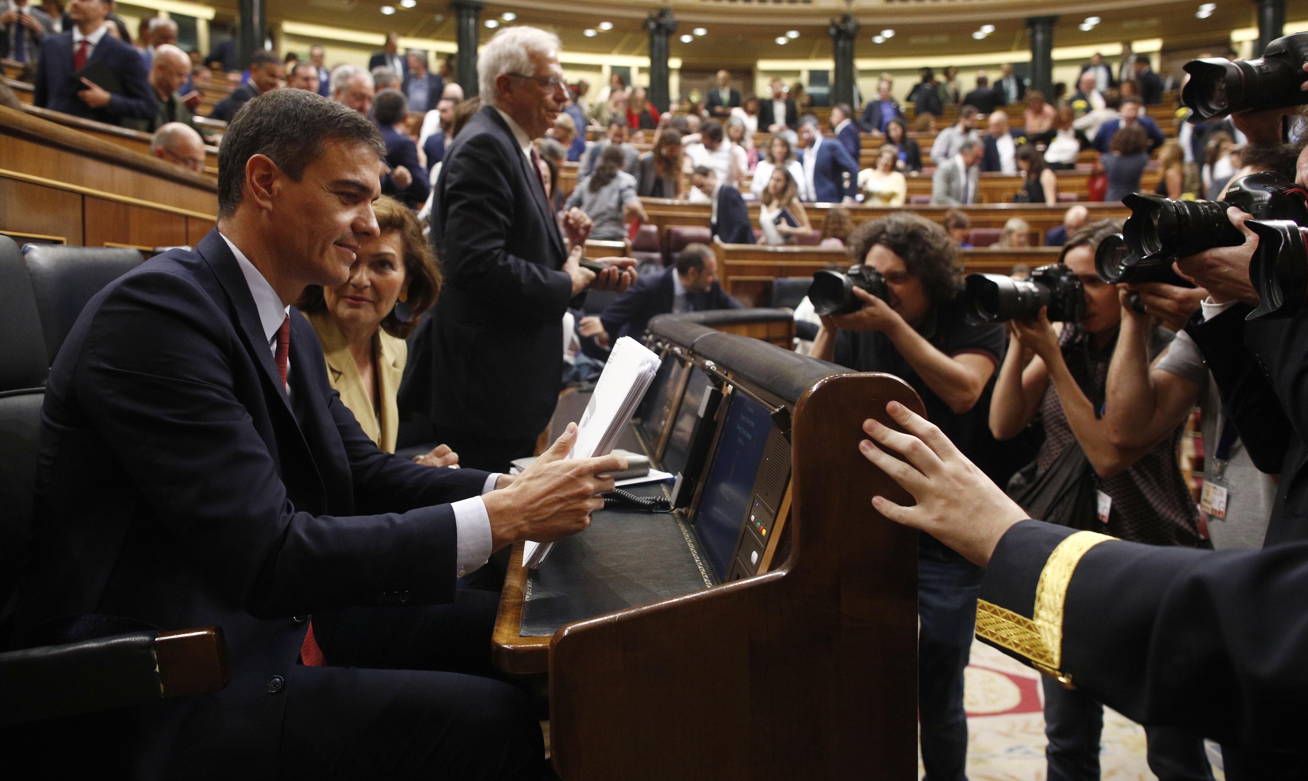 El presidente del Gobierno en funciones y candidato socialista a la reelección Pedro Sánchez se sienta en su escaño tras su intervención en la primera sesión del debate de investidura