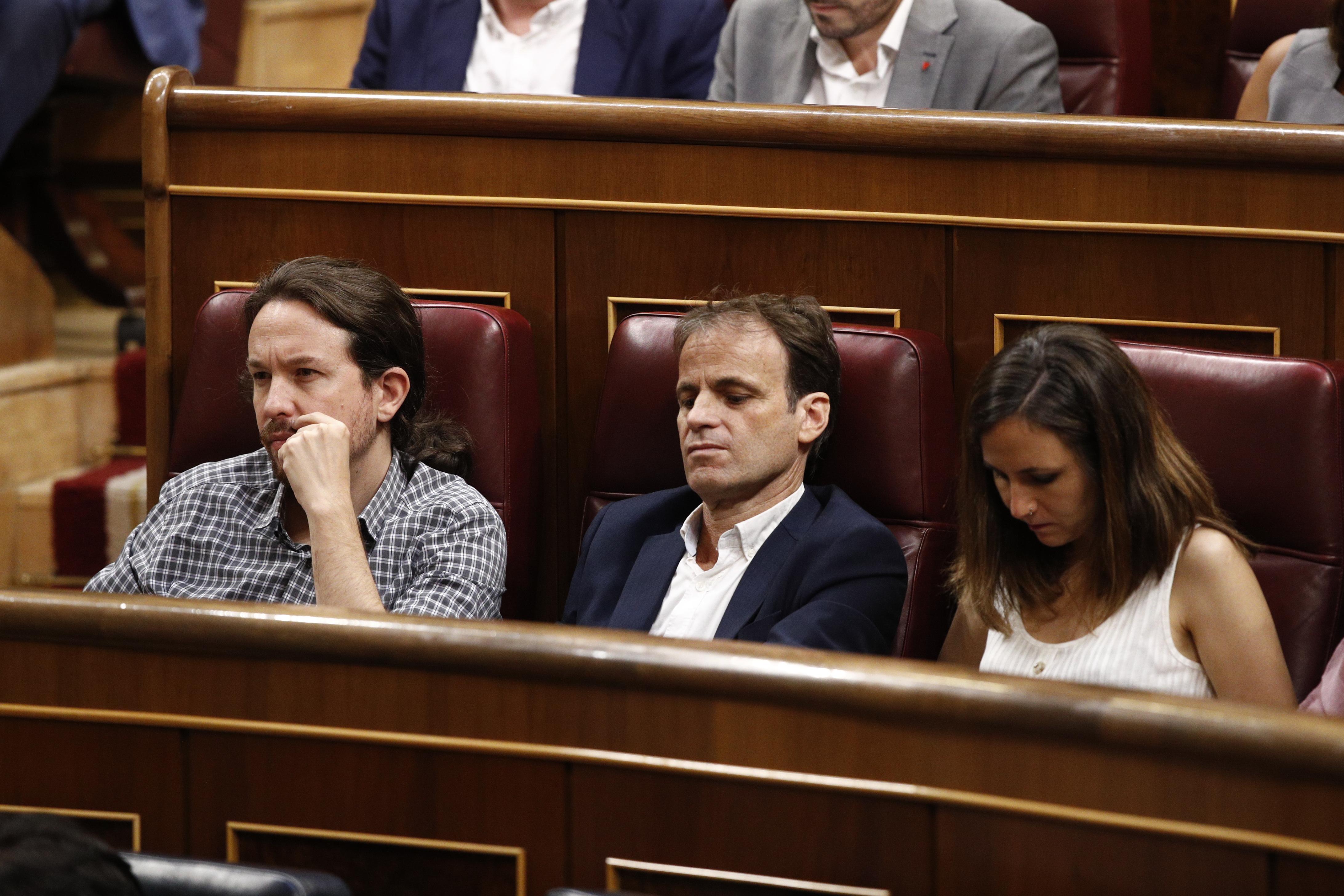 El secretario general de Unidas Podemos Pablo Iglesias; el portavoz de ECP en el Congreso Jaume Asens; y la portavoz adjunta de Podemos en el Congreso Ione Belarra sentados en sus escaños durant