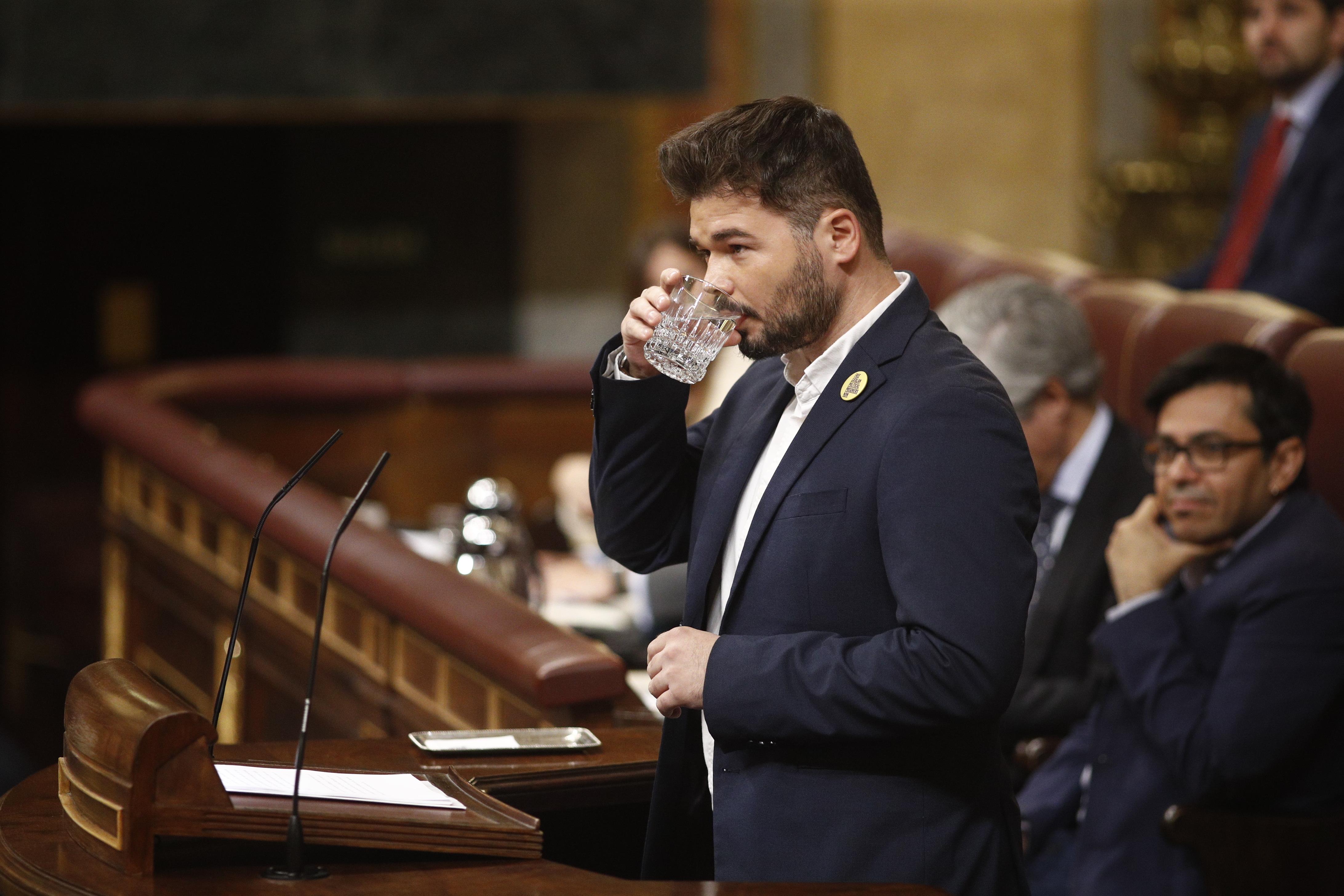 El portavoz de ERC Gabriel Rufián interviene durante la segunda sesión del debate de investidura del candidato socialista a la Presidencia del Gobierno Pedro Sánchez (3). EuropaPress 