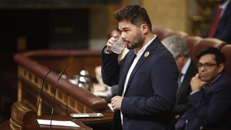 El portavoz de ERC Gabriel Rufián interviene durante la segunda sesión del debate de investidura del candidato socialista a la Presidencia del Gobierno Pedro Sánchez (3). EuropaPress