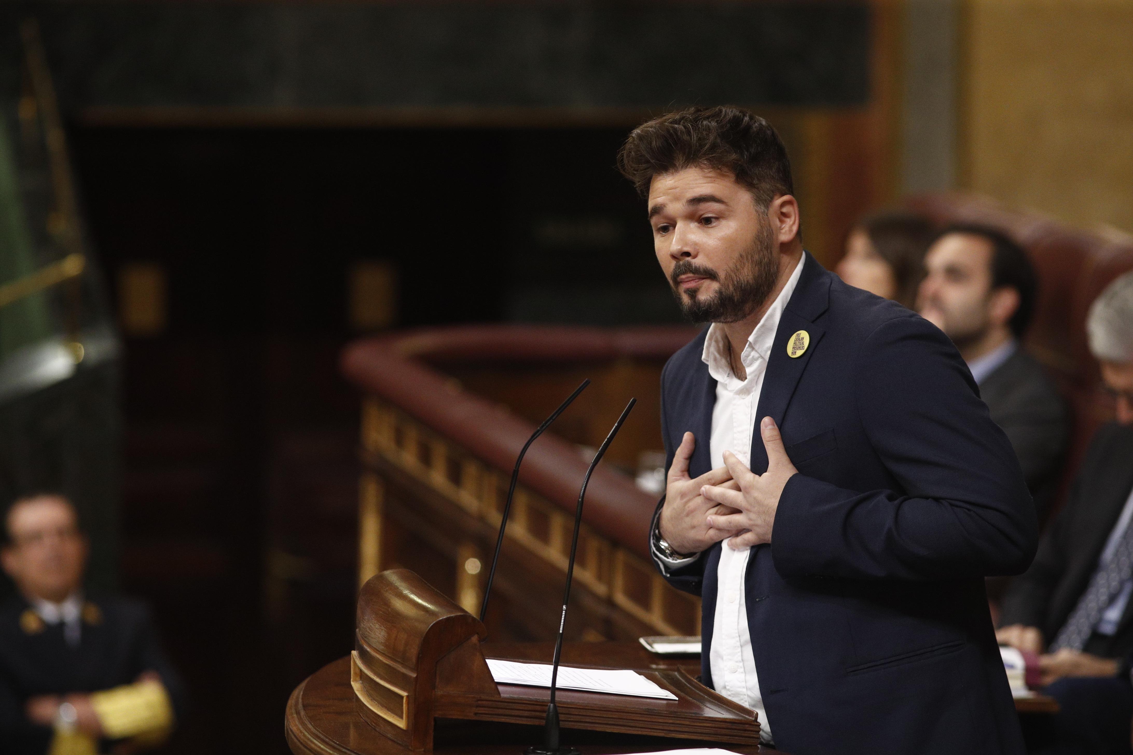 El portavoz de ERC Gabriel Rufián interviene durante la segunda sesión del debate de investidura del candidato socialista a la Presidencia del Gobierno Pedro Sánchez
