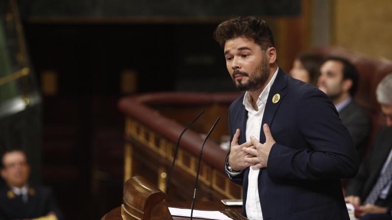 El portavoz de ERC Gabriel Rufián interviene durante la segunda sesión del debate de investidura del candidato socialista a la Presidencia del Gobierno Pedro Sánchez