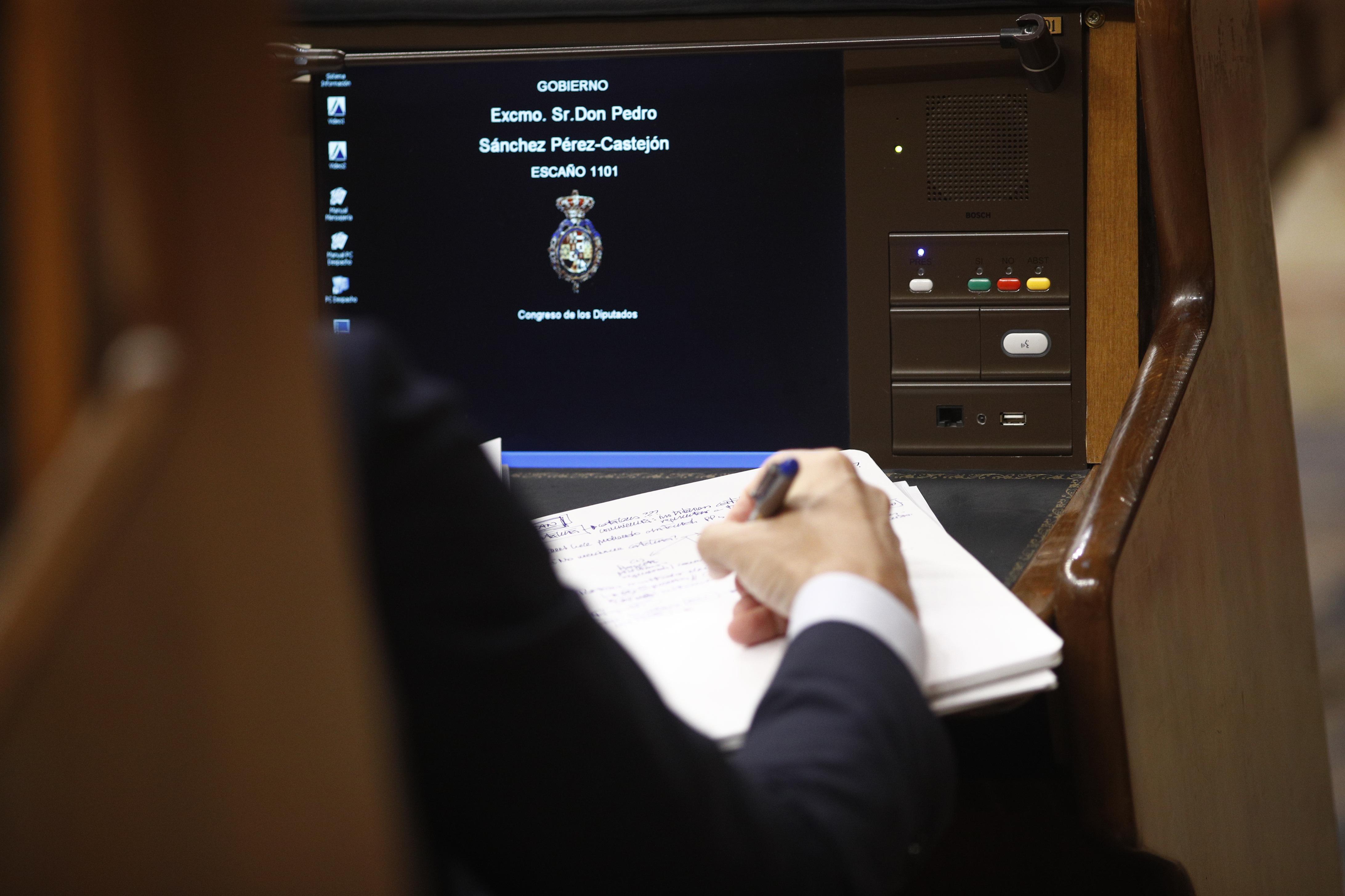 Monitor del presidente del Gobierno en funciones Pedro Sánchez durante la segunda sesión del debate de investidura del candidato socialista a la Presidencia del Gobierno. EuropaPress 