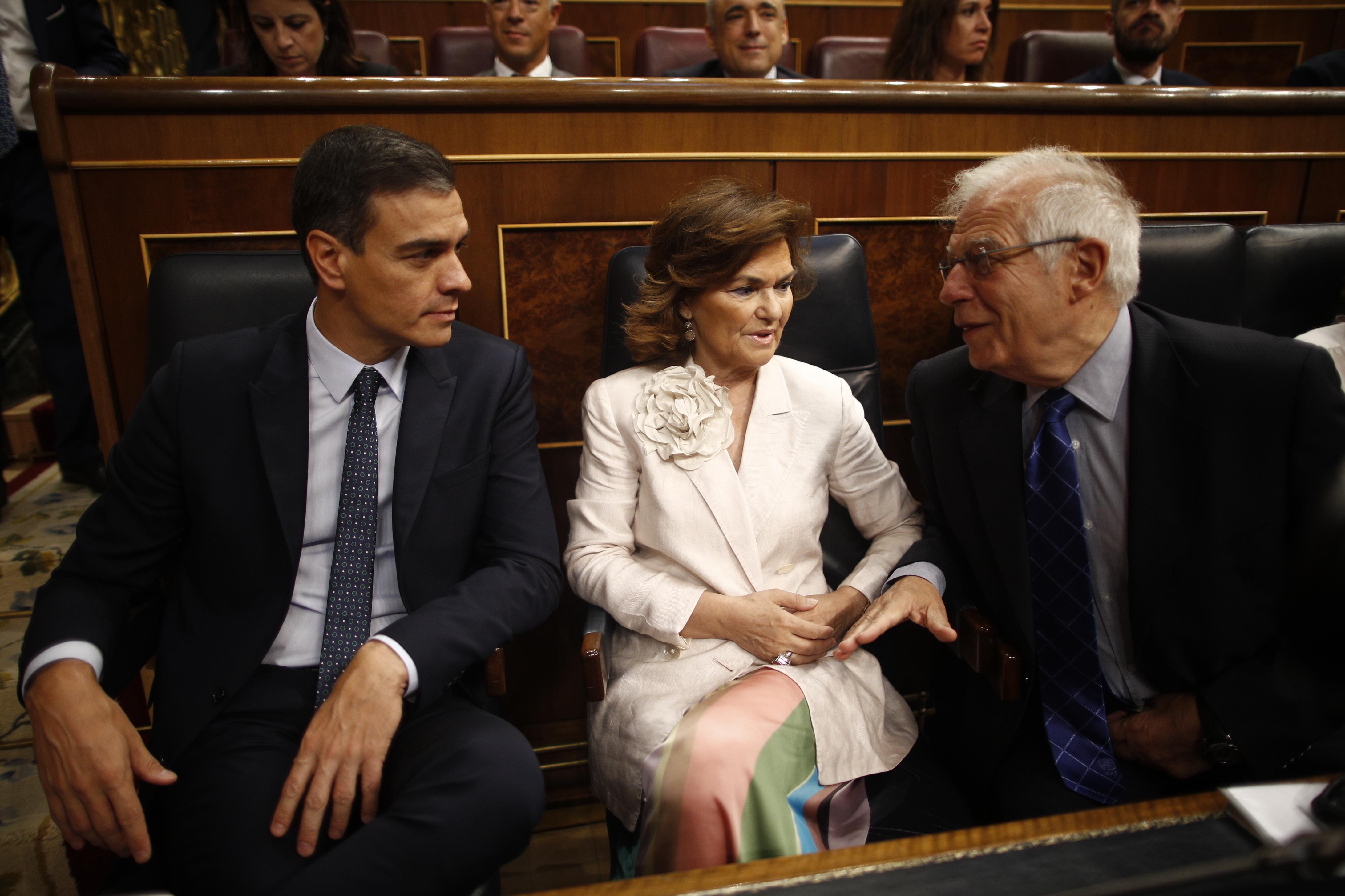 EuropaPress 2284574 El presidente del Gobierno en funciones Pedro Sánchez la vicepresidenta en funciones Carmen Calvo y el ministro de Exteriores en funciones Josep Borrell hablan en su escaño antes de comenzar