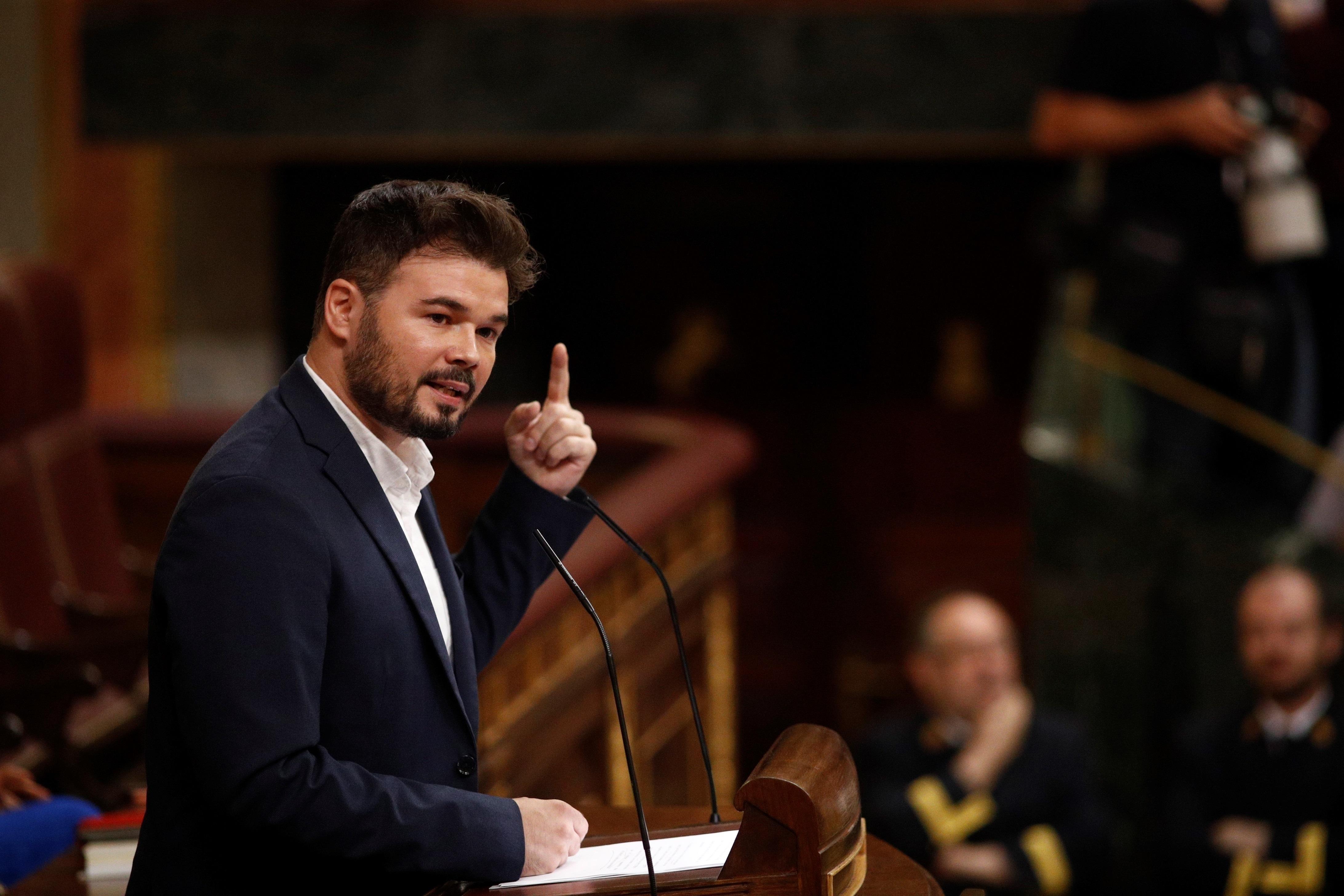 El portavoz de ERC Gabriel Rufián interviene desde la tribuna del Congreso de los Diputados durante la segunda sesión del debate de investidura del candidato socialista a la Presidencia del 