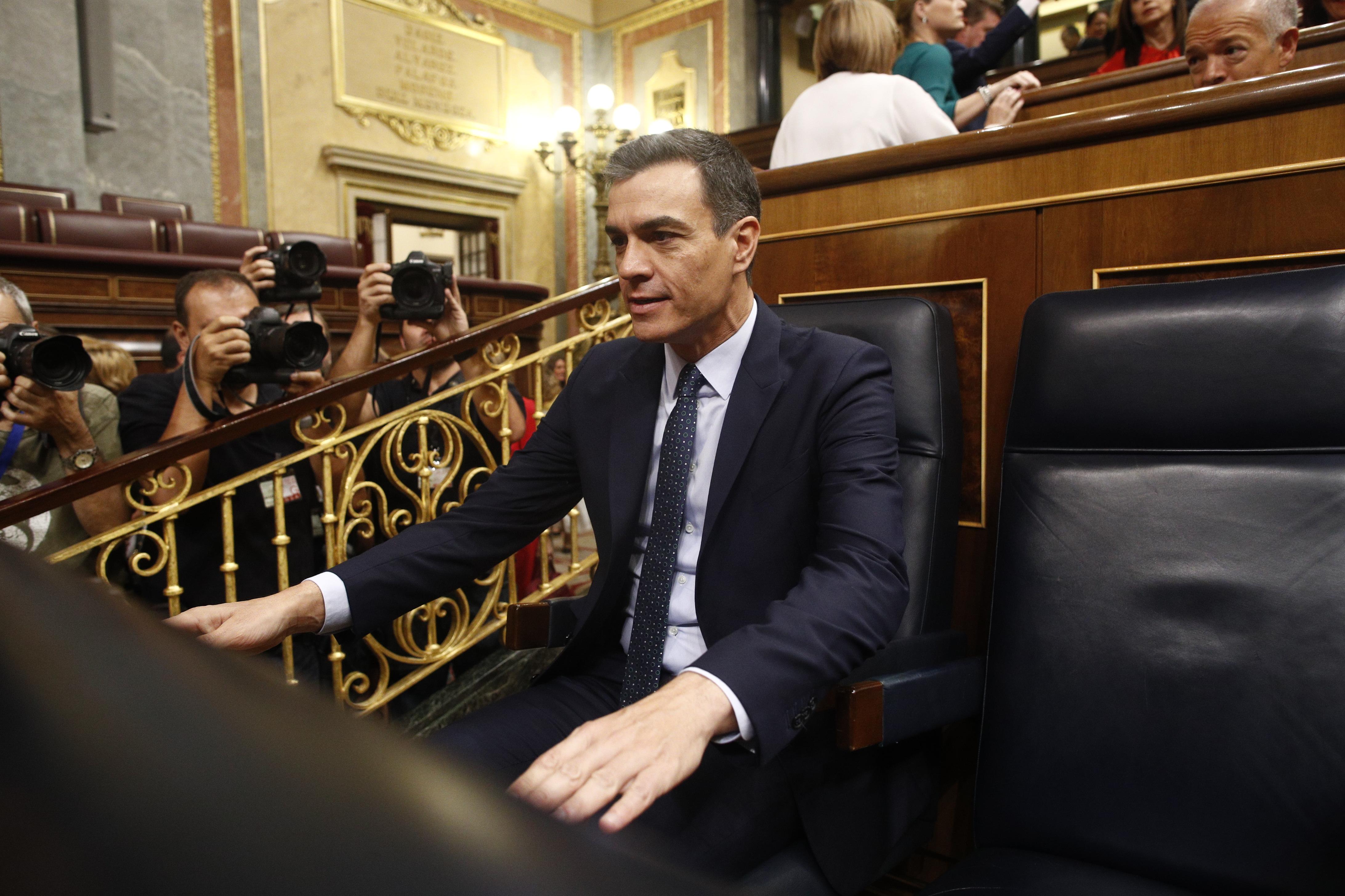 El presidente del Gobierno en funciones Pedro Sánchez sentado en su escaño.
