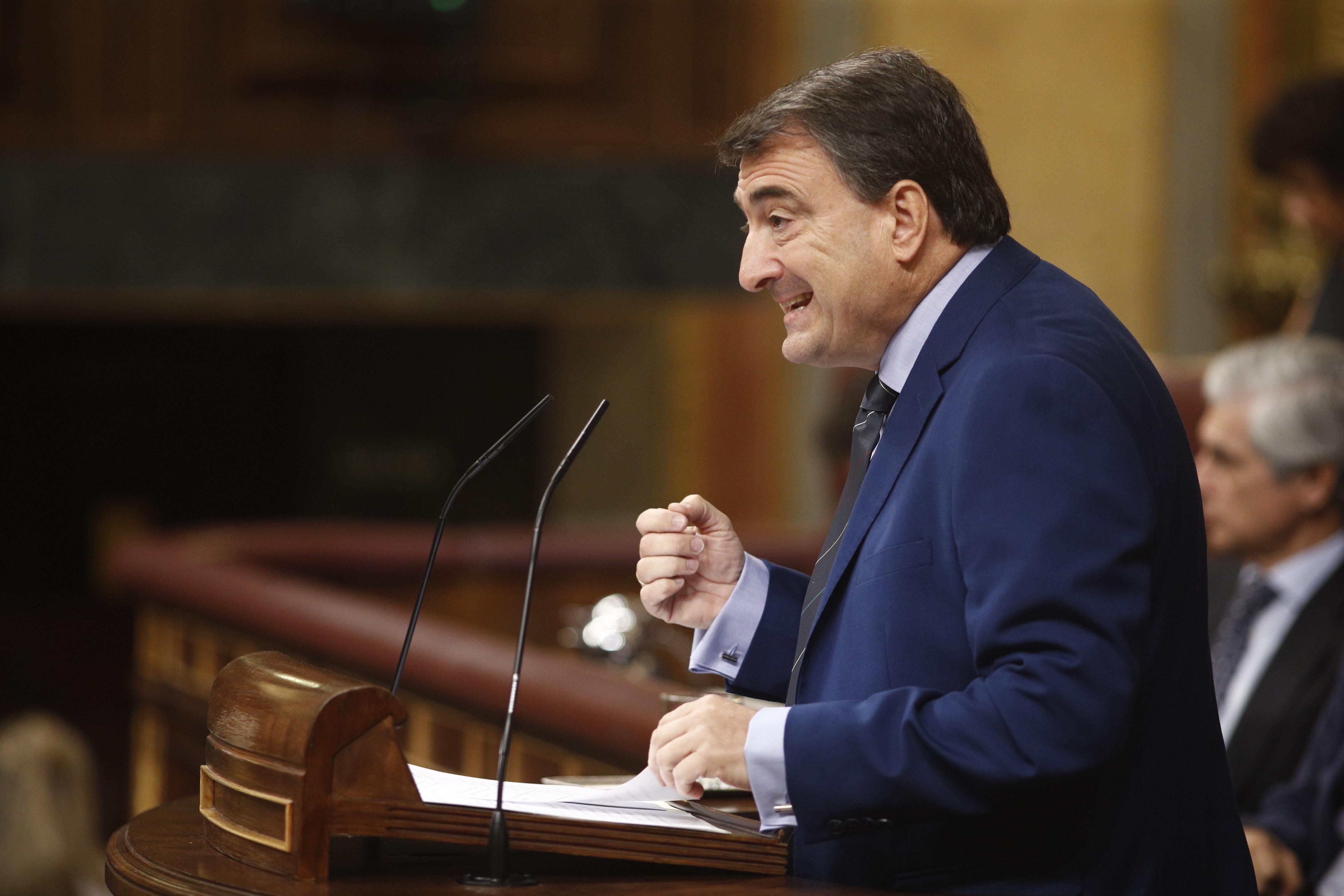 El portavoz del PNV en el Congreso de los Diputados Aitor Esteban interviene en la segunda sesión del debate de investidura del candidato socialista a la Presidencia del Gobierno. EuropaPress