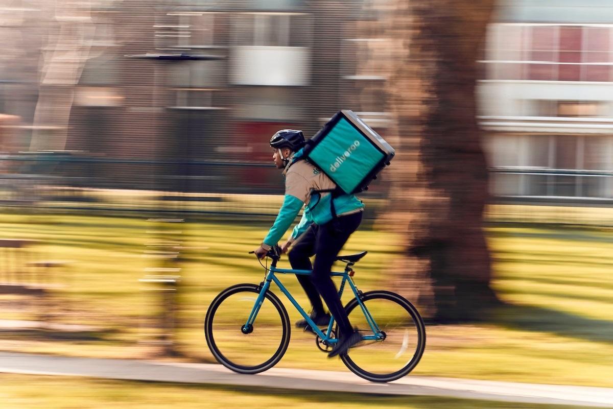 Un 'rider' de Deliveroo, uno de los más afectados de la última milla. Fuente: ElPlural.com