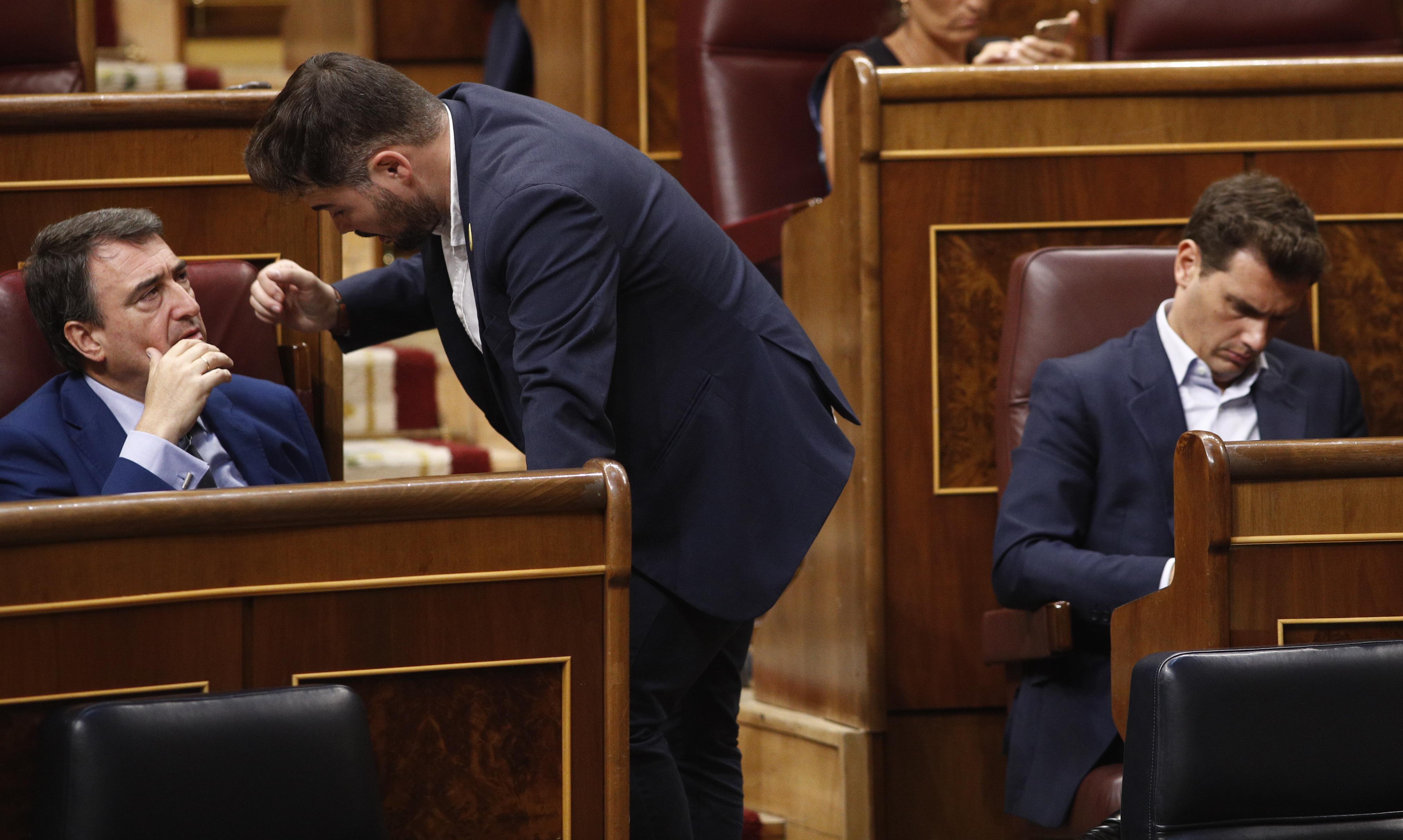 EuropaPress 2284770 El portavoz de ERC en el Congreso de los Diputados Gabriel Rufián (c) habla con el del PNV Aitor Esteban (i) Mientras el presiente de Ciudadanos Albert Rivera (d) consulta su móvil 