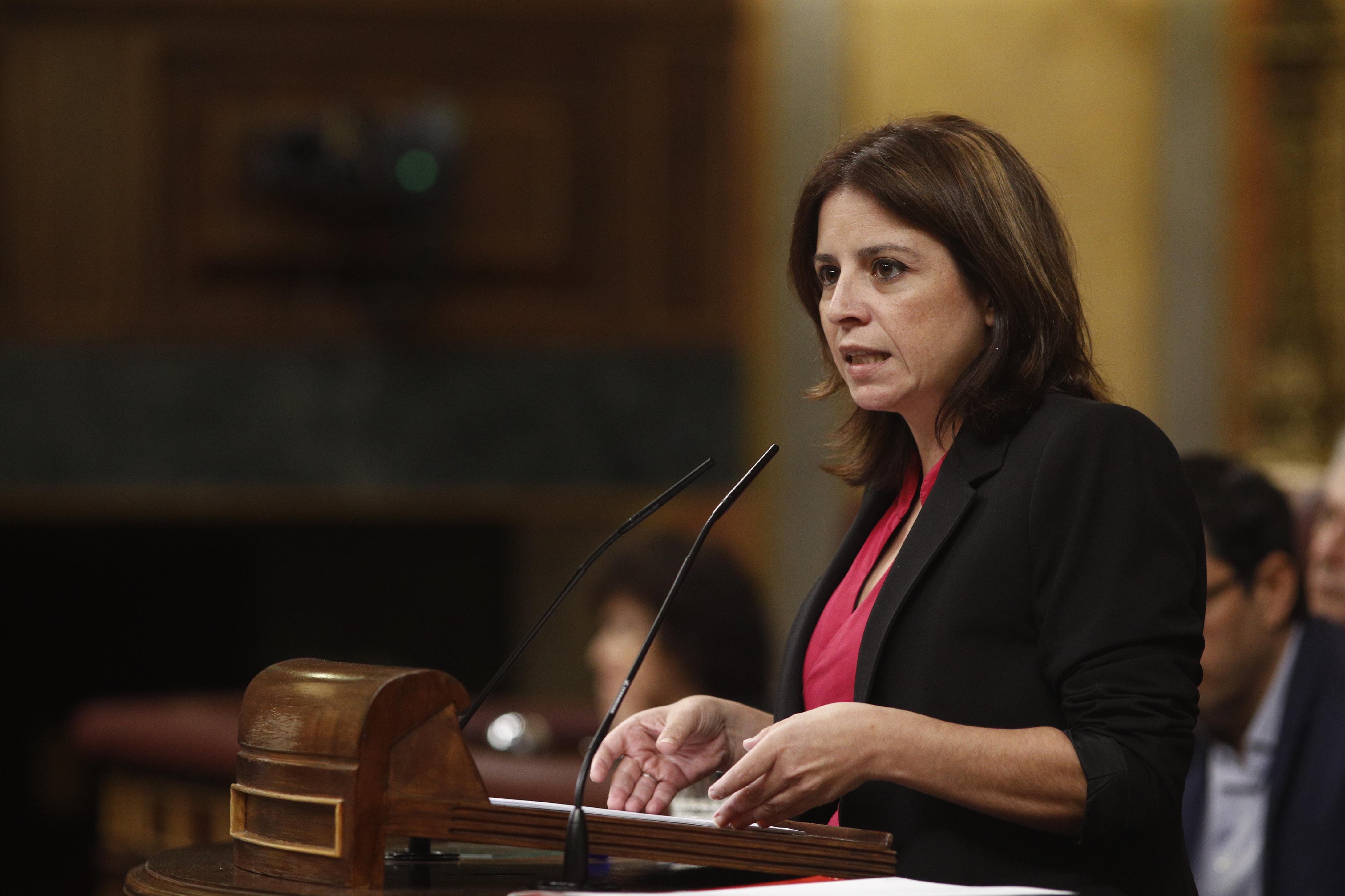 La vicesecretaria general del PSOE y portavoz del partido en el Congreso Adriana Lastra interviene durante la segunda sesión del debate de investidura del candidato socialista a la Presiden