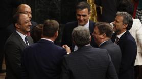 El presidente del Gobierno en funciones y candidato del PSOE a la reelección Pedro Sánchez habla con algunos miembros del partido