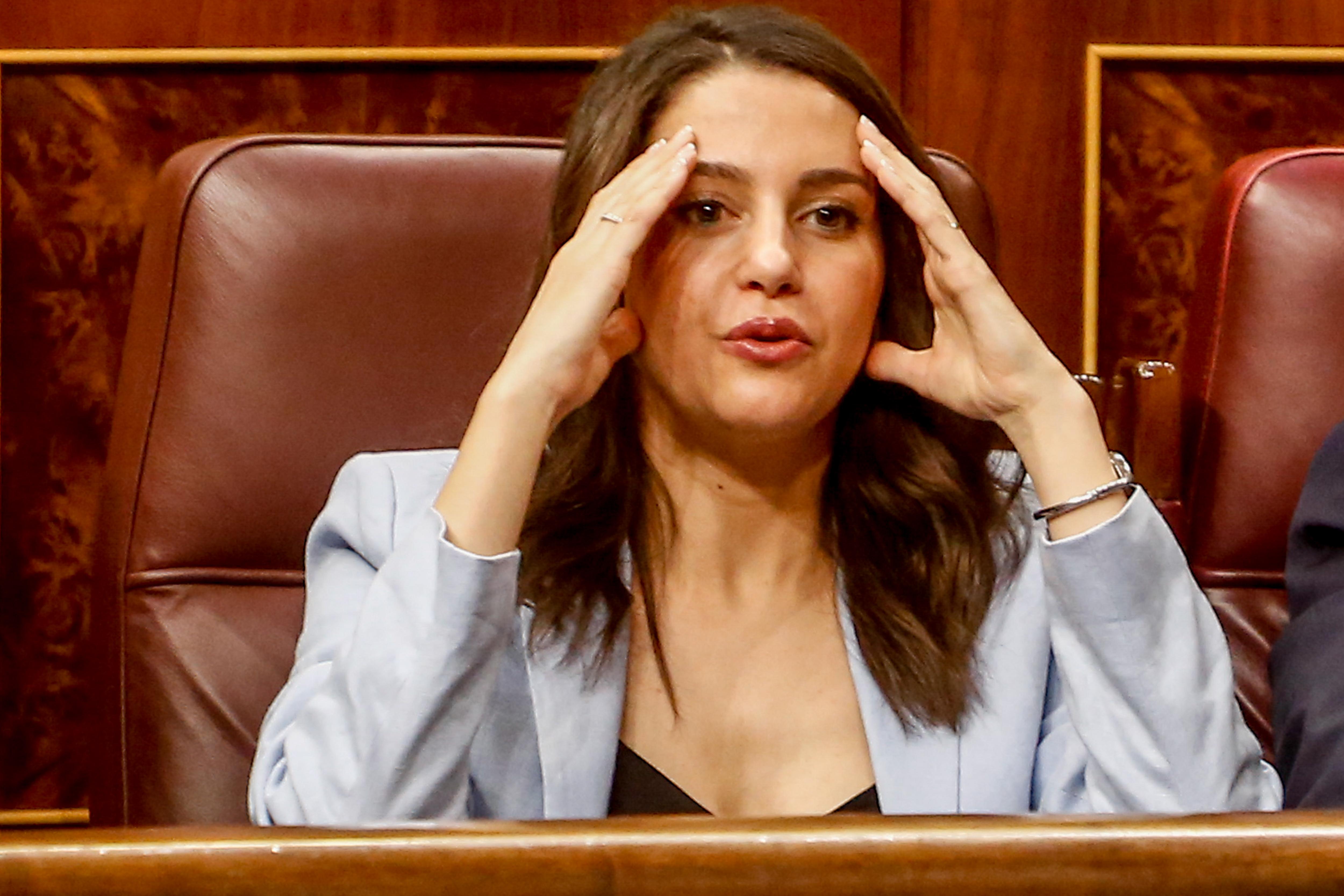 La portavoz del partido en el Congreso Inés Arrimadas llevándose las manos a la cabeza reacciona en su escaño a la intervención del presidente del Gobierno. EP