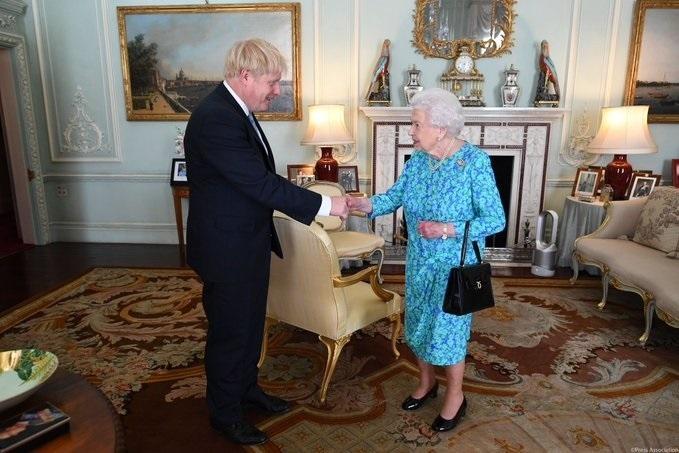 Isabel II y Boris Johnson, en una imagen de archivo. EP.