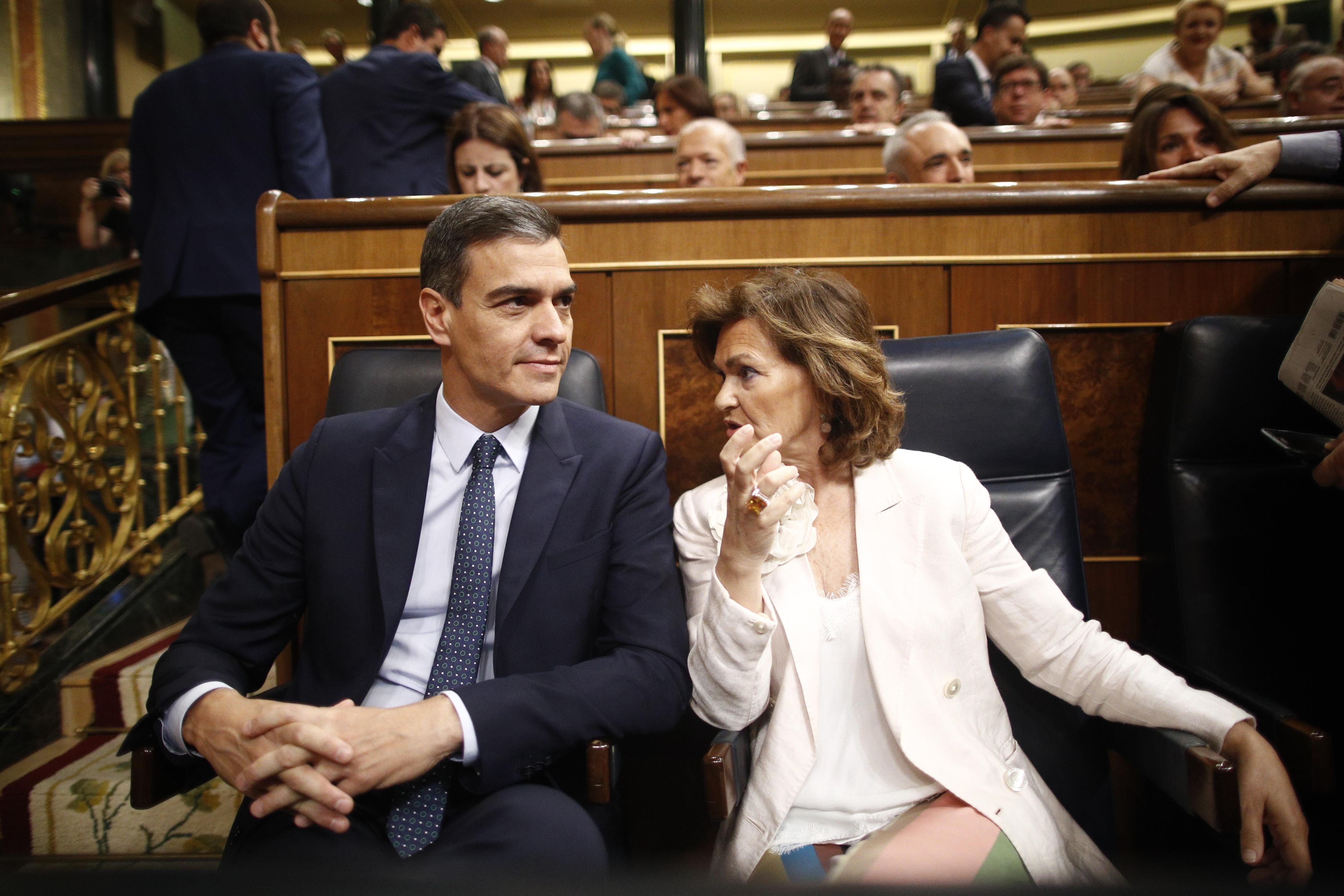 El presidente y la vicepresidenta del Gobierno en funciones Pedro Sánchez y Carmen Calvo sentados en sus escaños del Congreso de los Diputados durante la segunda sesión del debate de investidura