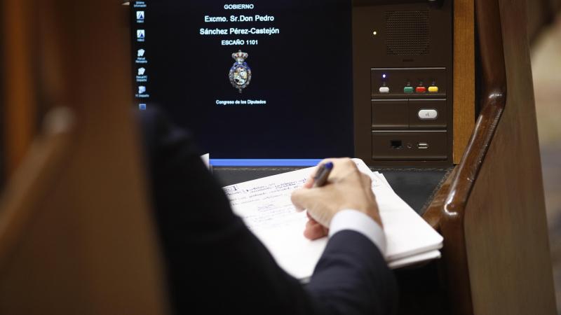 Monitor del presidente del Gobierno en funciones Pedro Sánchez durante la segunda sesión del debate de investidura del candidato socialista a la Presidencia del Gobierno