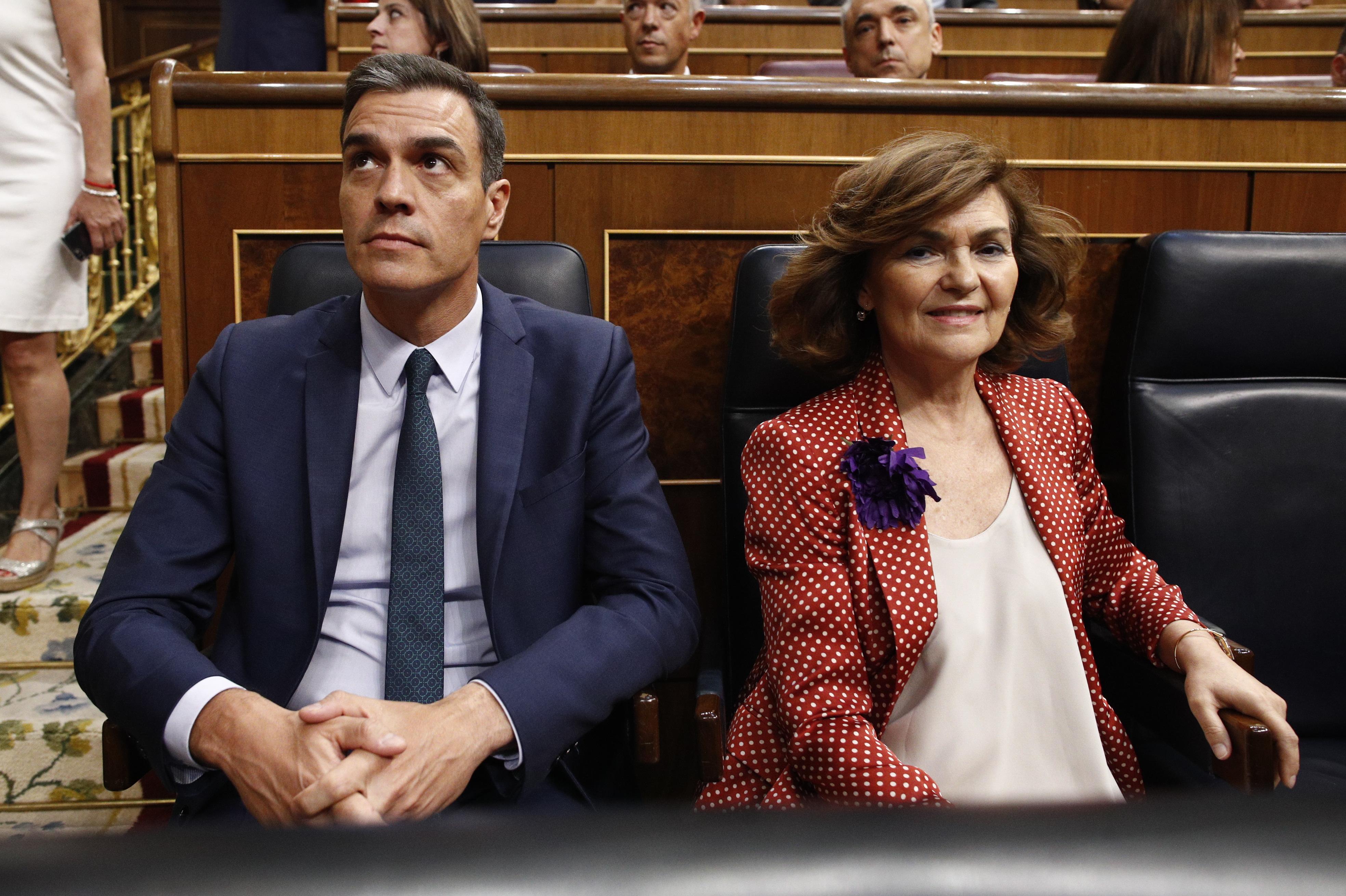 El presidente en funciones y la vicepresidenta del Gobierno en funciones Pedro Sánchez y Carmen Calvo