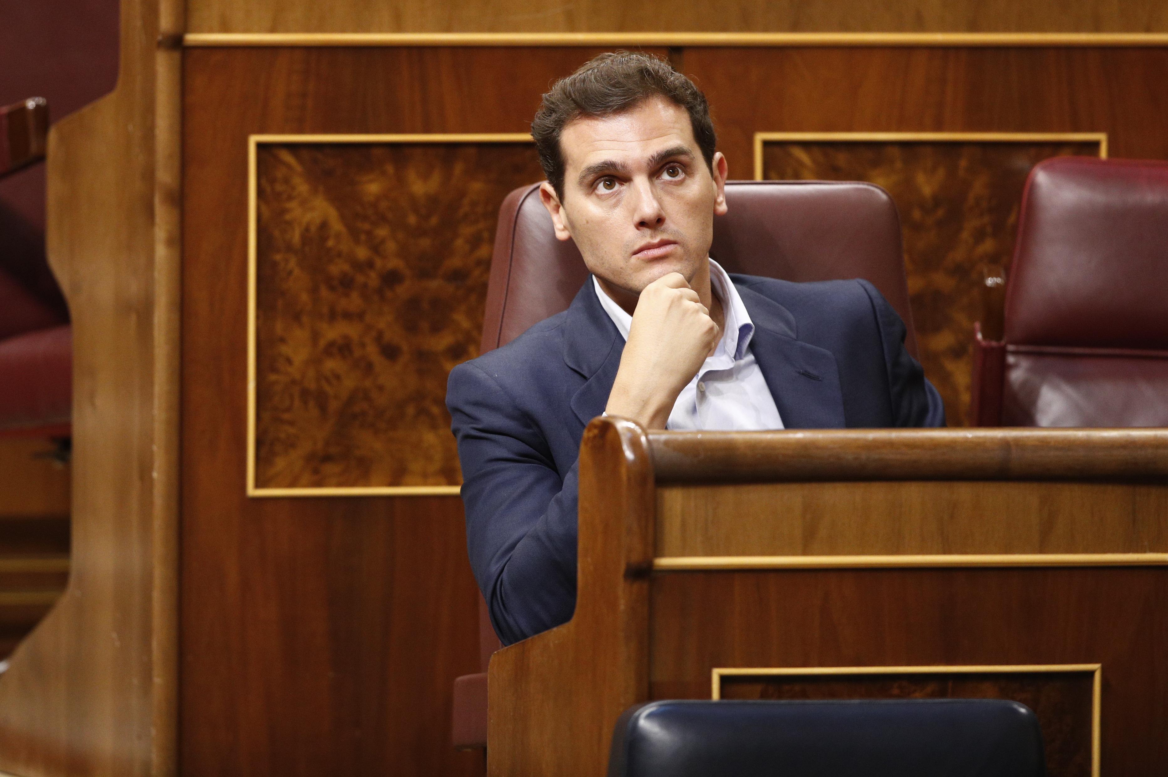 El presidente de Ciudadanos Albert Rivera sigue la intervención del PNV en el Congreso de los Diputados durante la segunda sesión del debate de investidura del candidato socialista a la Presidencia del Gobierno. EuropaPress 2284666  