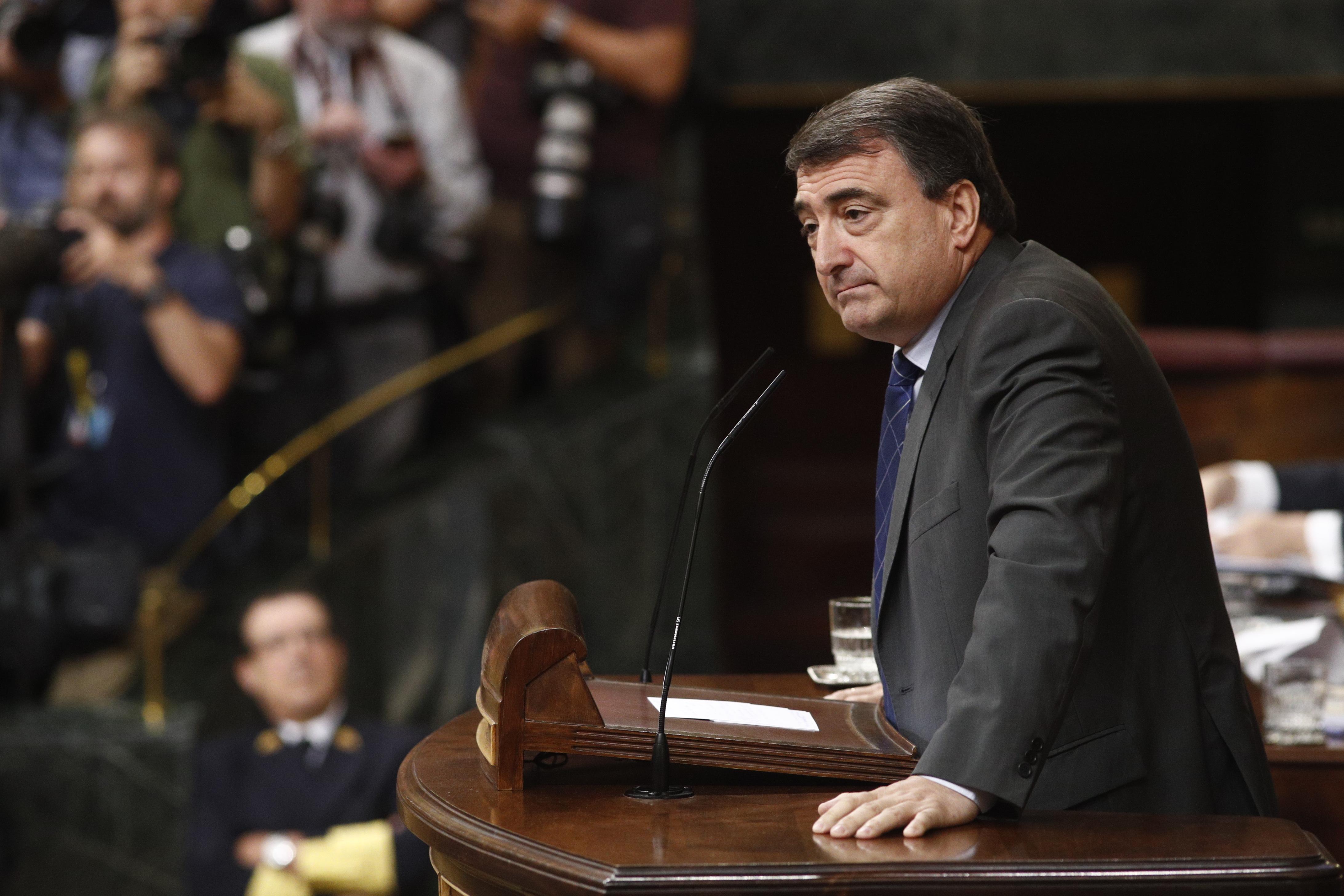 El portavoz del PNV en el Congreso de los Diputados Aitor Esteban durante su discurso previo a la segunda votación para la investidura del candidato socialista a la Presidencia del Gobierno. 