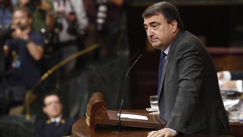 El portavoz del PNV en el Congreso de los Diputados Aitor Esteban durante su discurso previo a la segunda votación para la investidura del candidato socialista a la Presidencia del Gobierno.