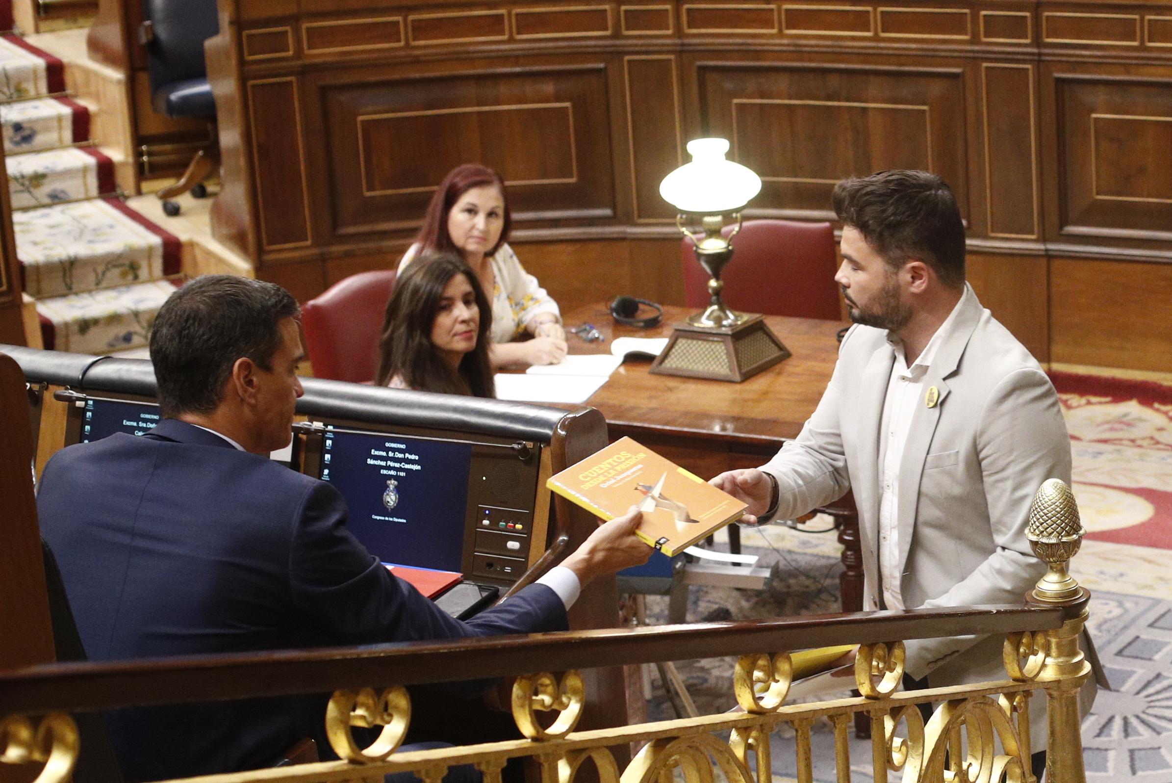 El portavoz de ERC en el Congreso de los Diputados Gabrel Rufián entrega al presidente del Gobierno en funciones Pedro Sánchez el libro 'Cuentos desde la prisión'  escrito por el preso del procé