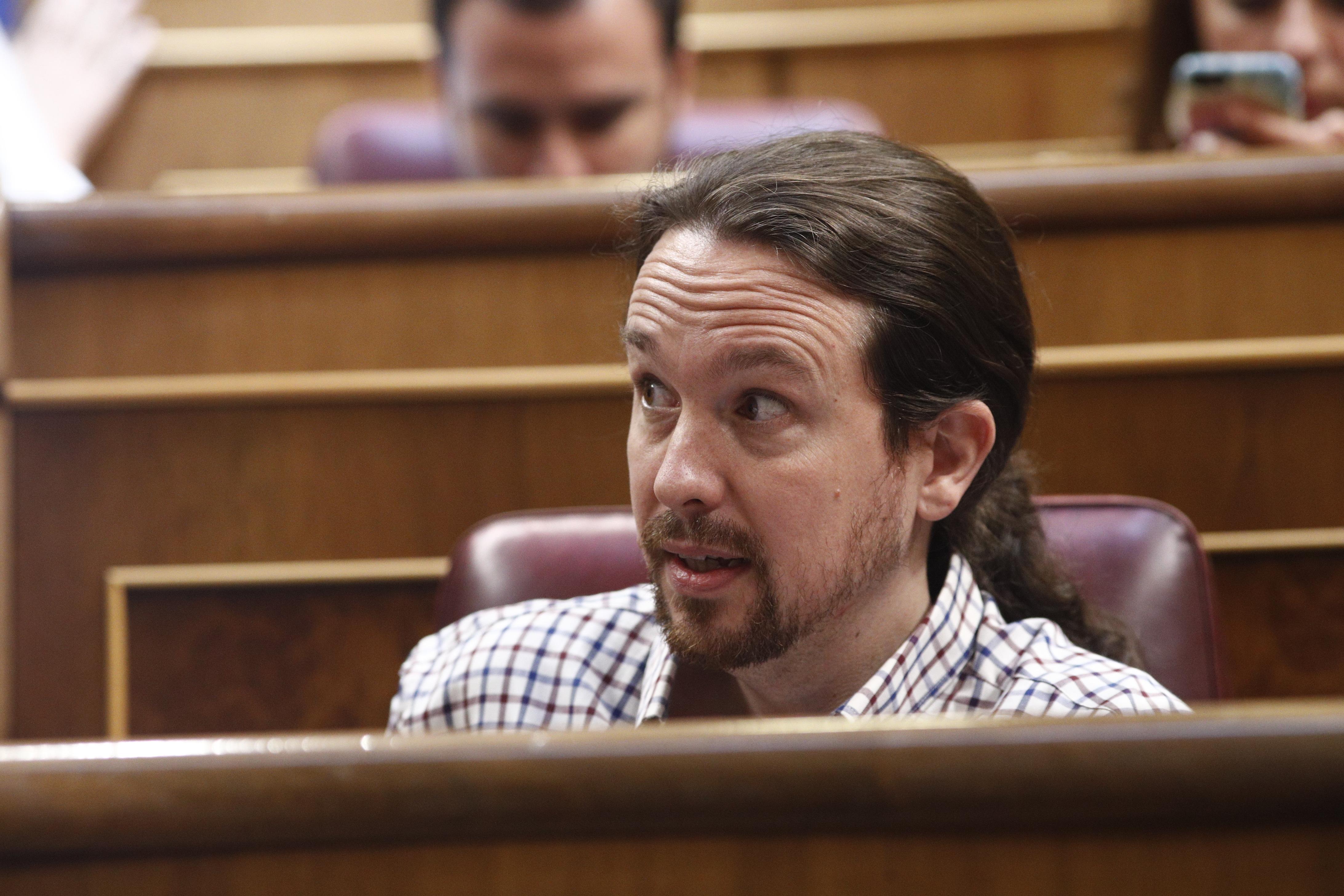 EuropaPress 2289345 El secretario general de Podemos Pablo Iglesias sentado en su escaño del Congreso de los Diputados tras anunciar que su grupo parlamentario se abstendrá en la segunda votación para la investidura del candidato sociali