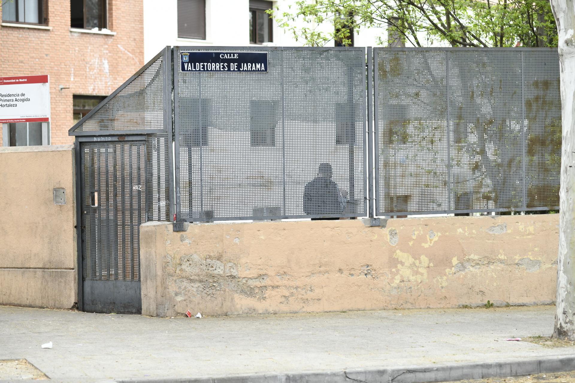 Vista de un menor en el patio del Centro de Primera Acogida Hortaleza situado en la calle Valdetorres de Jarama de Madrid-Europa Press