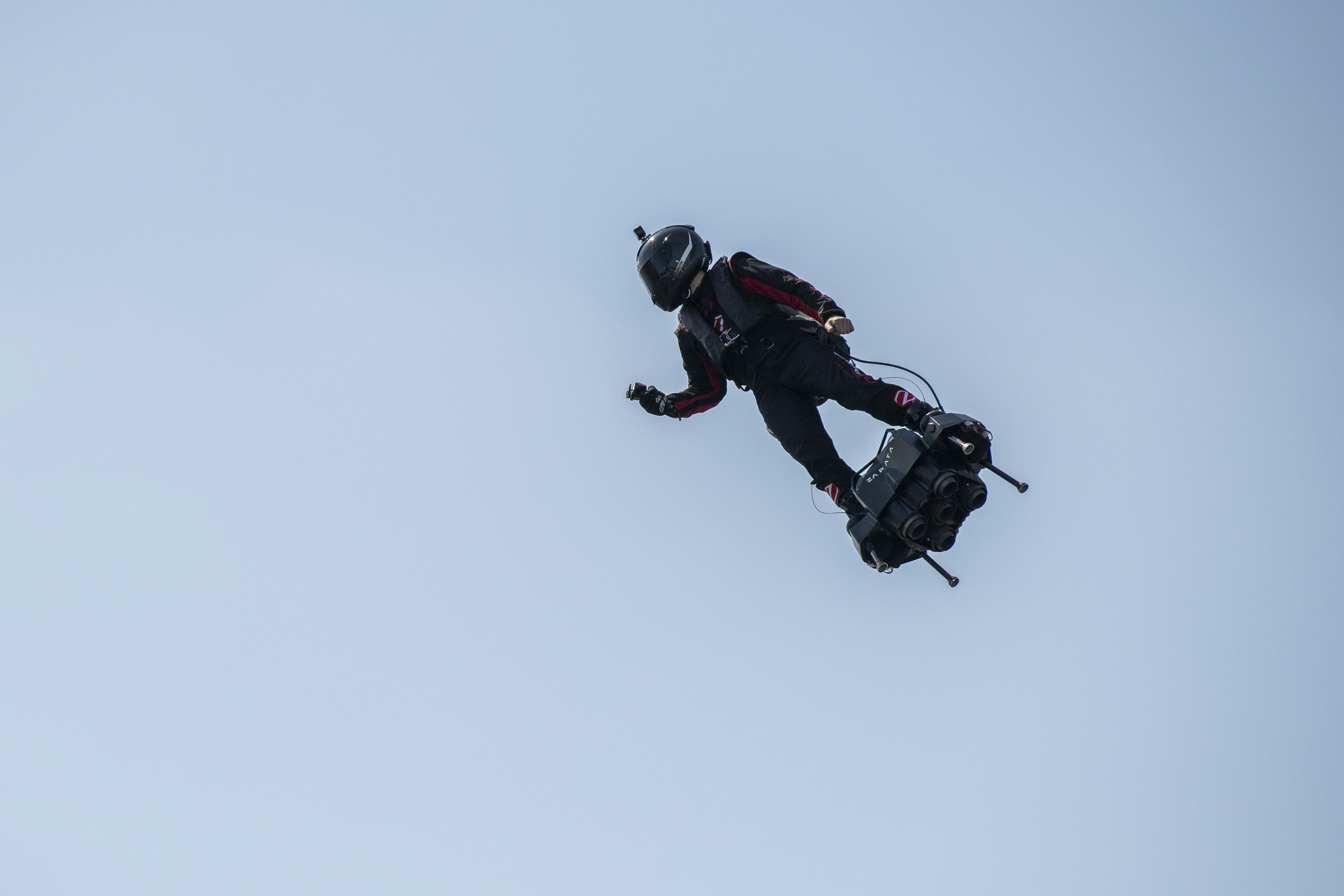 Franky Zapata inventor del 'flyboard' sobrevuela el Canal de la Mancha. EP