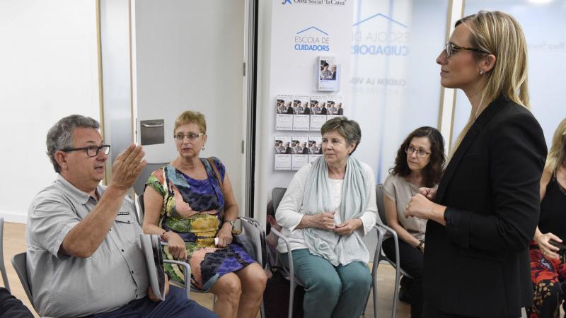 la psicologa marta argiles dirigiendo el taller de confort emocional con algunos de los cuidadores que han participado en el