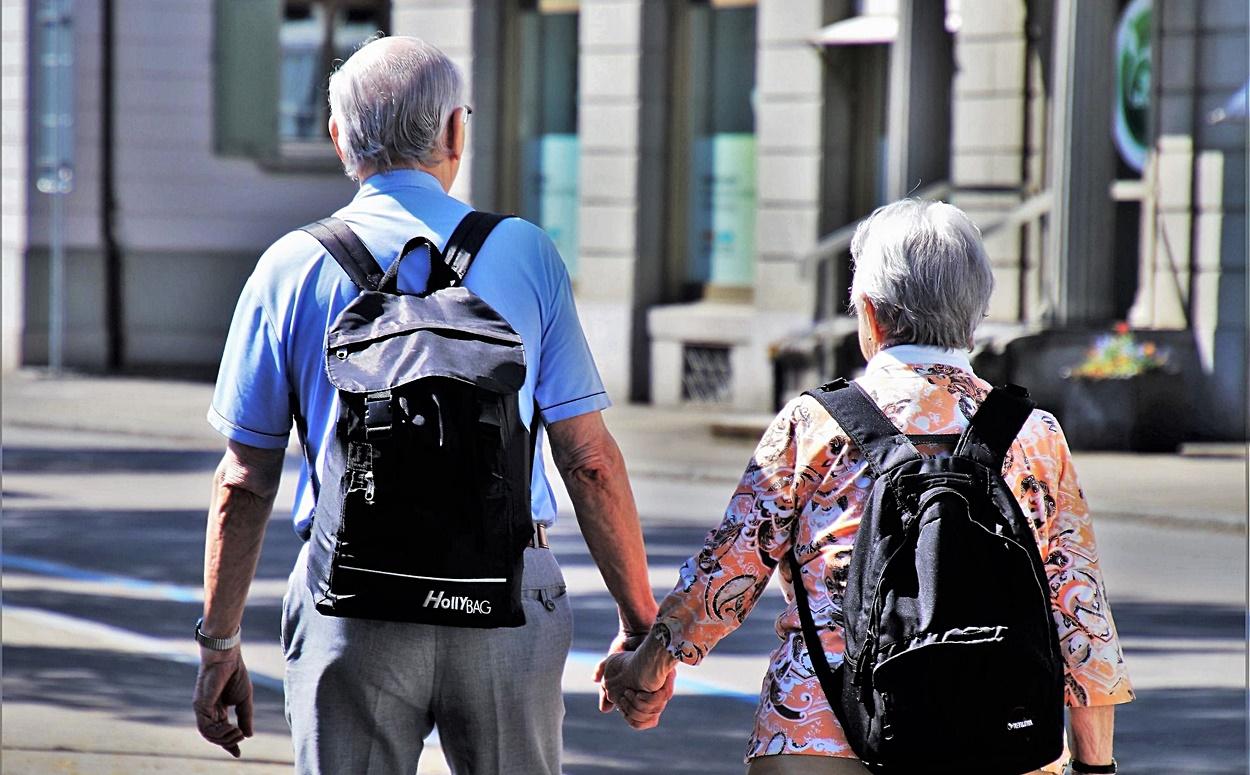 Una pareja de mayores de la mano