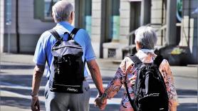 Una pareja de mayores de la mano