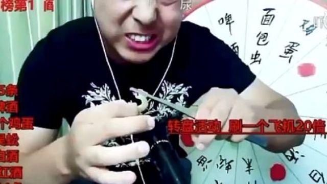 Sun, el youtuber chino que ha muerto por comer ciempies vivos. 
