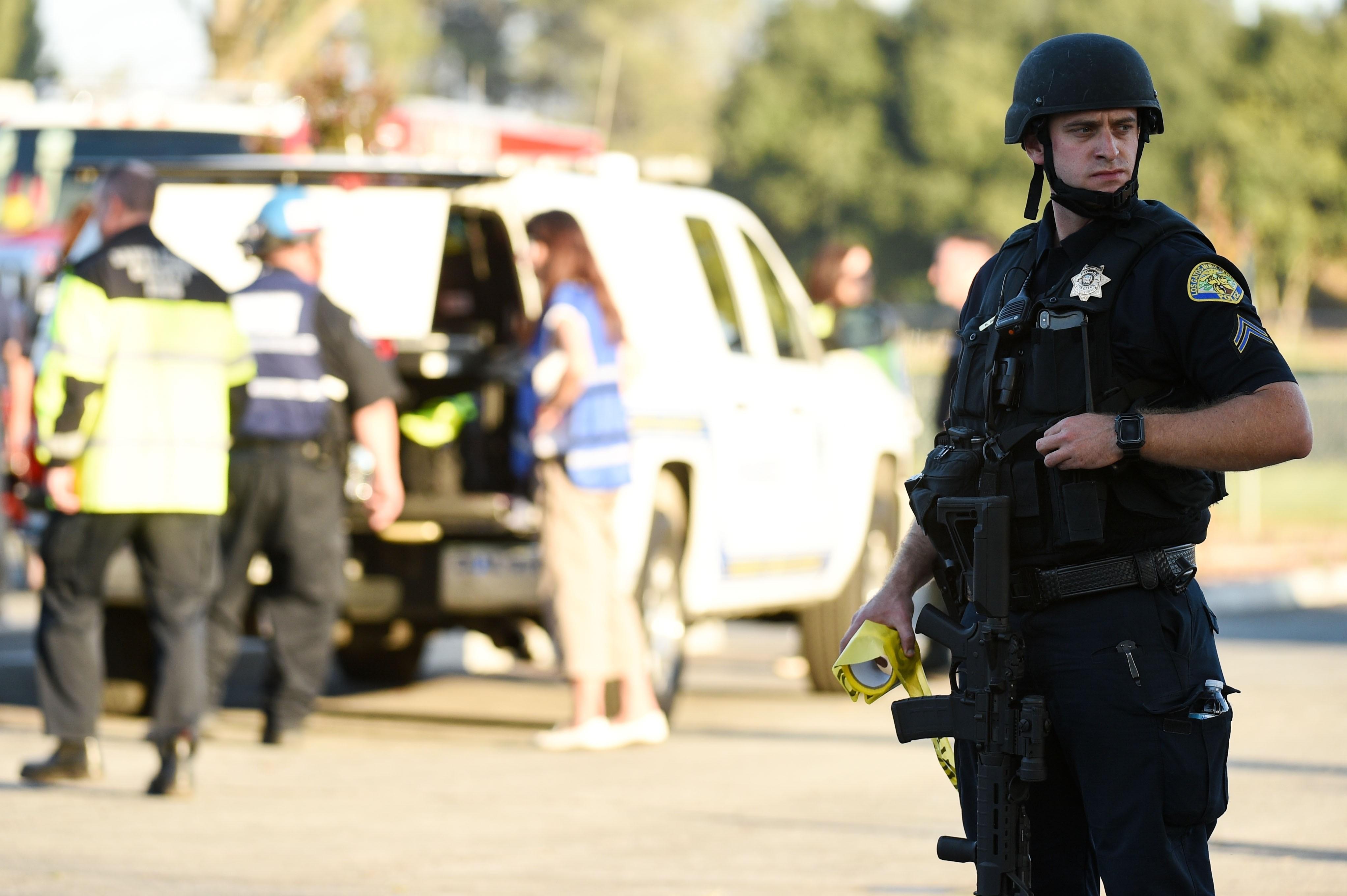 Un policía en Gilroy, California, tras el tiroteo. EP