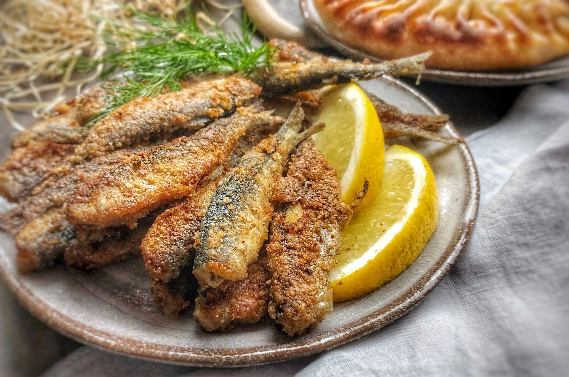 Pescado frito con limón.