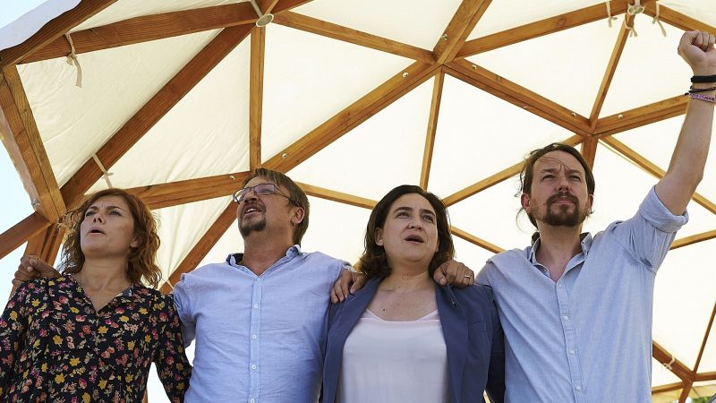 El secretario general de Podemos Pablo Iglesias (d), junto a la alcaldesa de Barcelona Ada Colau, el portavoz de En Comú Podem Xavier Domènech (2i) y la coordinadora de comunicación de Catalunya en Comú, Elisenda Alamany (i).