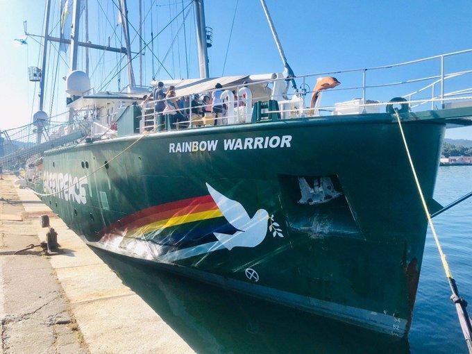 Buque Rainbow Warrior atracado en Vilagarcia de Arousa. Twitter: @greenpeace_esp