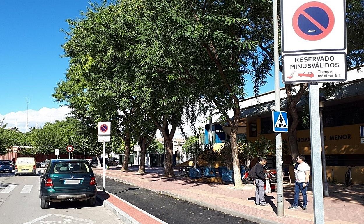 Una de las denuncias más habituales tiene que ver con el uso de las plazas de aparcamiento reservadas a personas discapacitadas (Foto: Archivo/Europa Press).